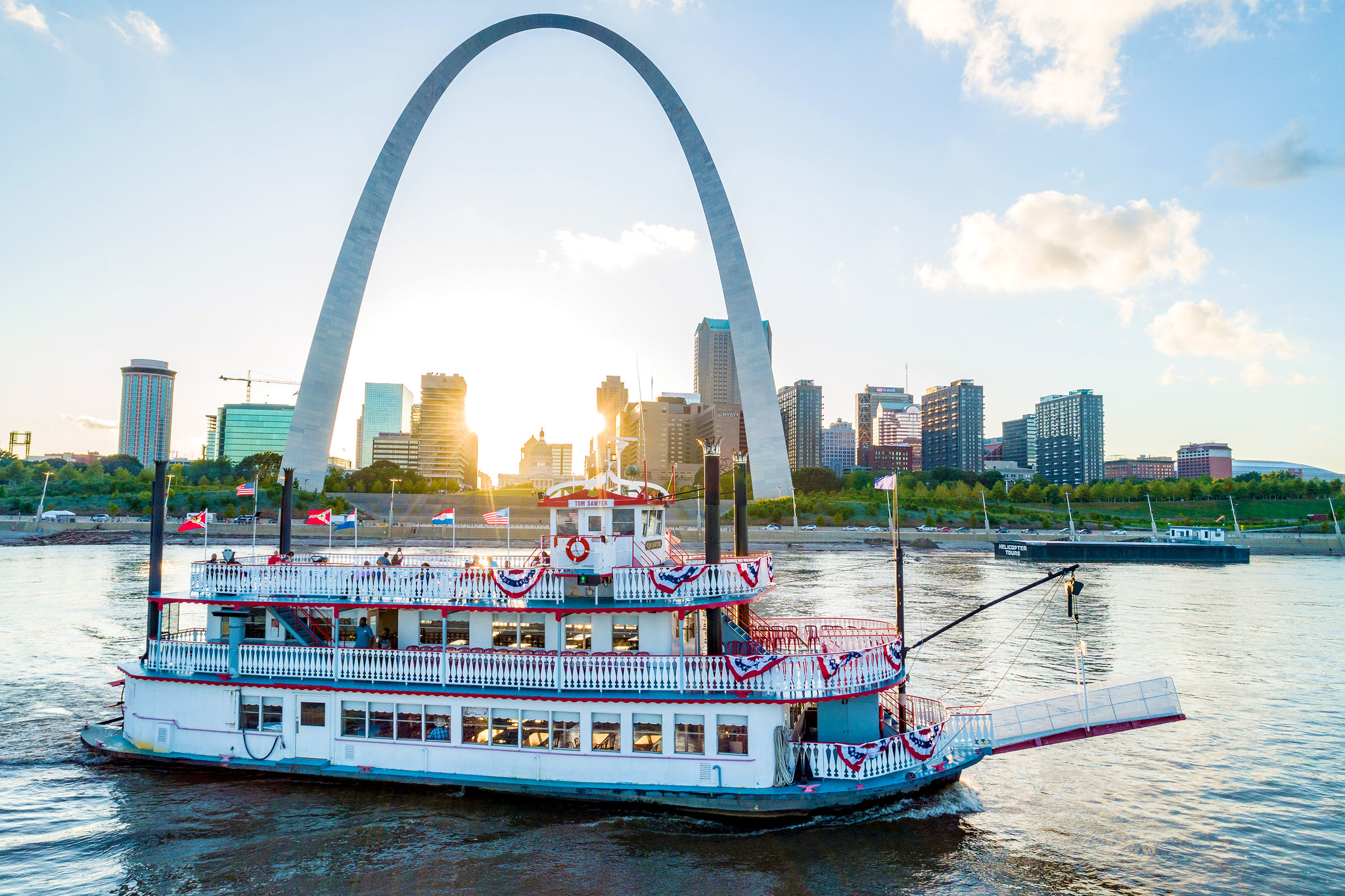 Riverboat Tours Gateway Arch