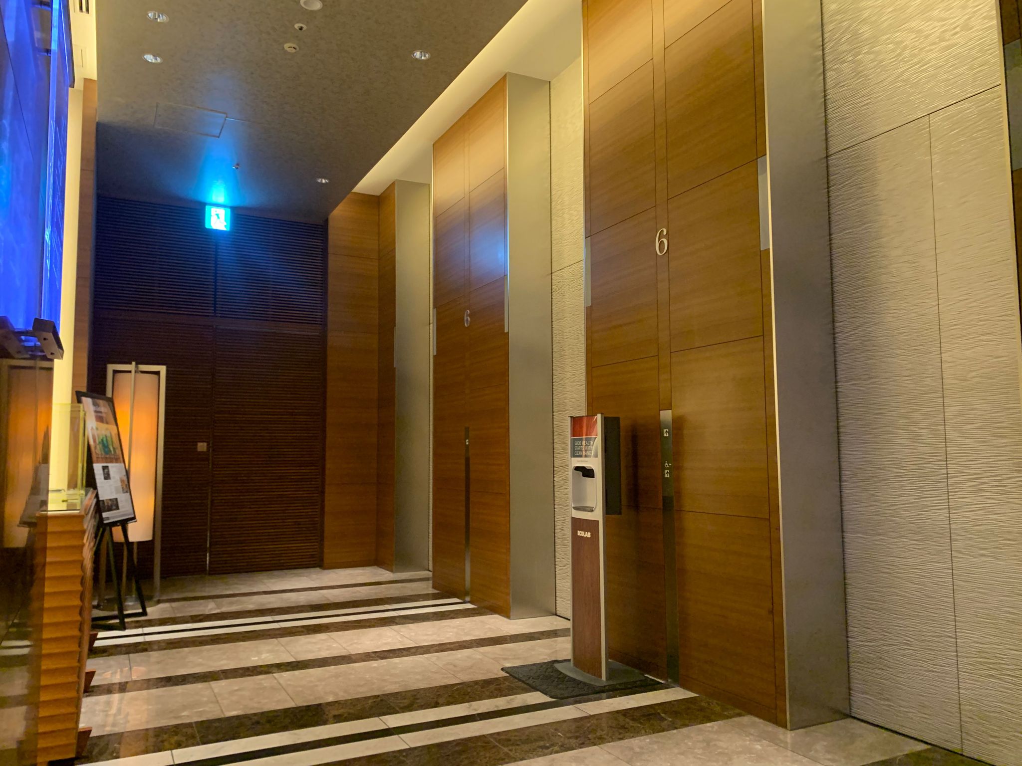 Sheraton Grand Hiroshima lobby elevator waiting area Sheraton Grand Hiroshima lobby elevator waiting area
