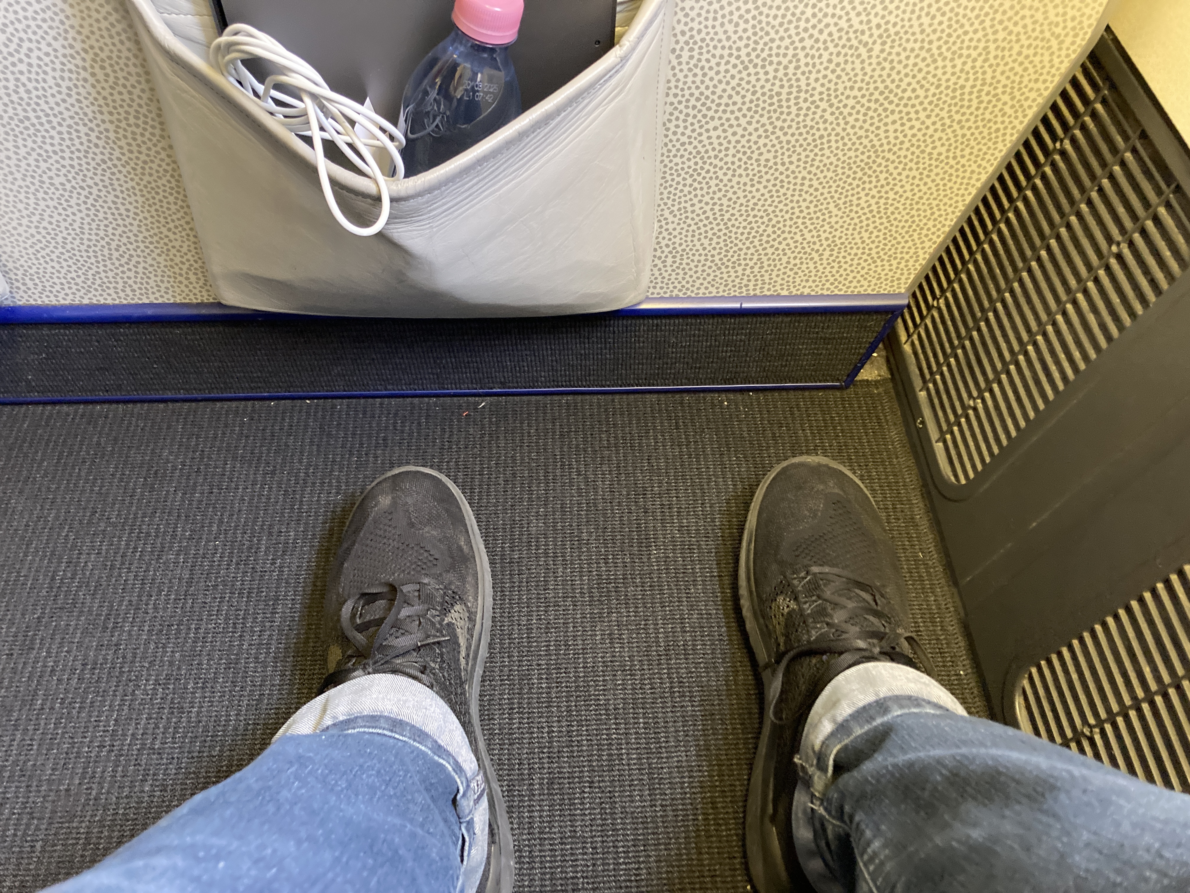 Air France Boeing 777 200 CDG JFK premium economy foot space at bulk head 