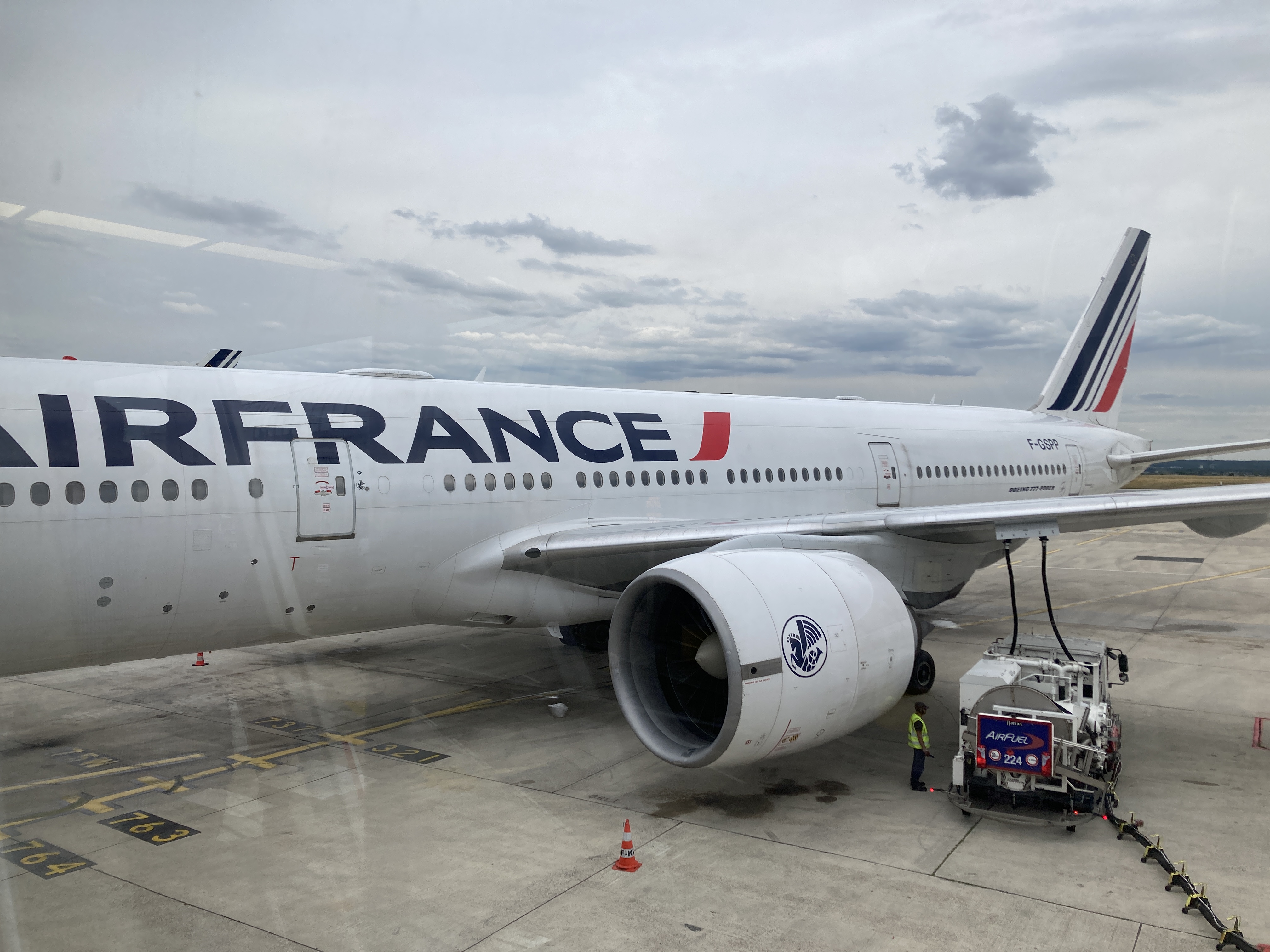 Air France Boeing 777 200 at CDG refueling 