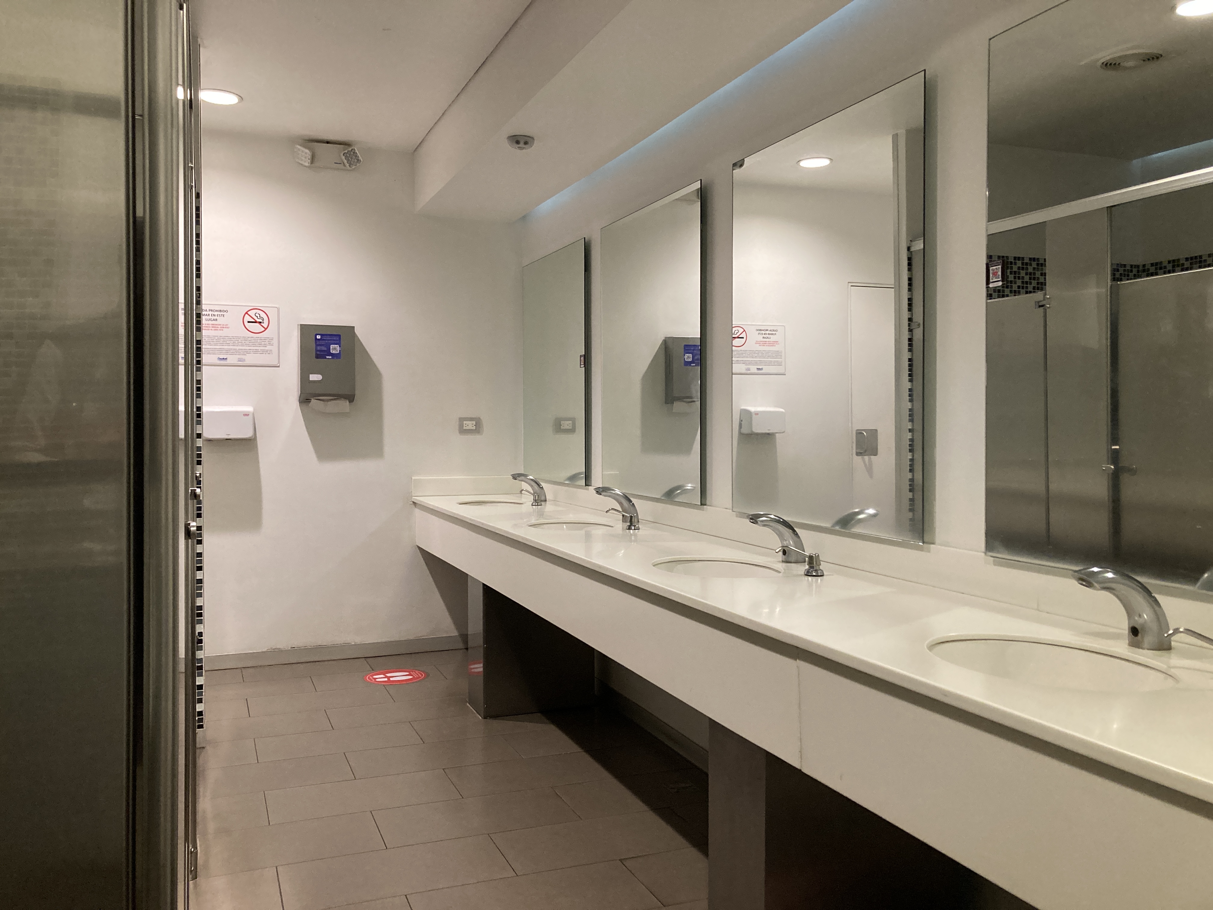 Avianca VIP lounge SAL bathroom Avianca VIP lounge SAL bathroom