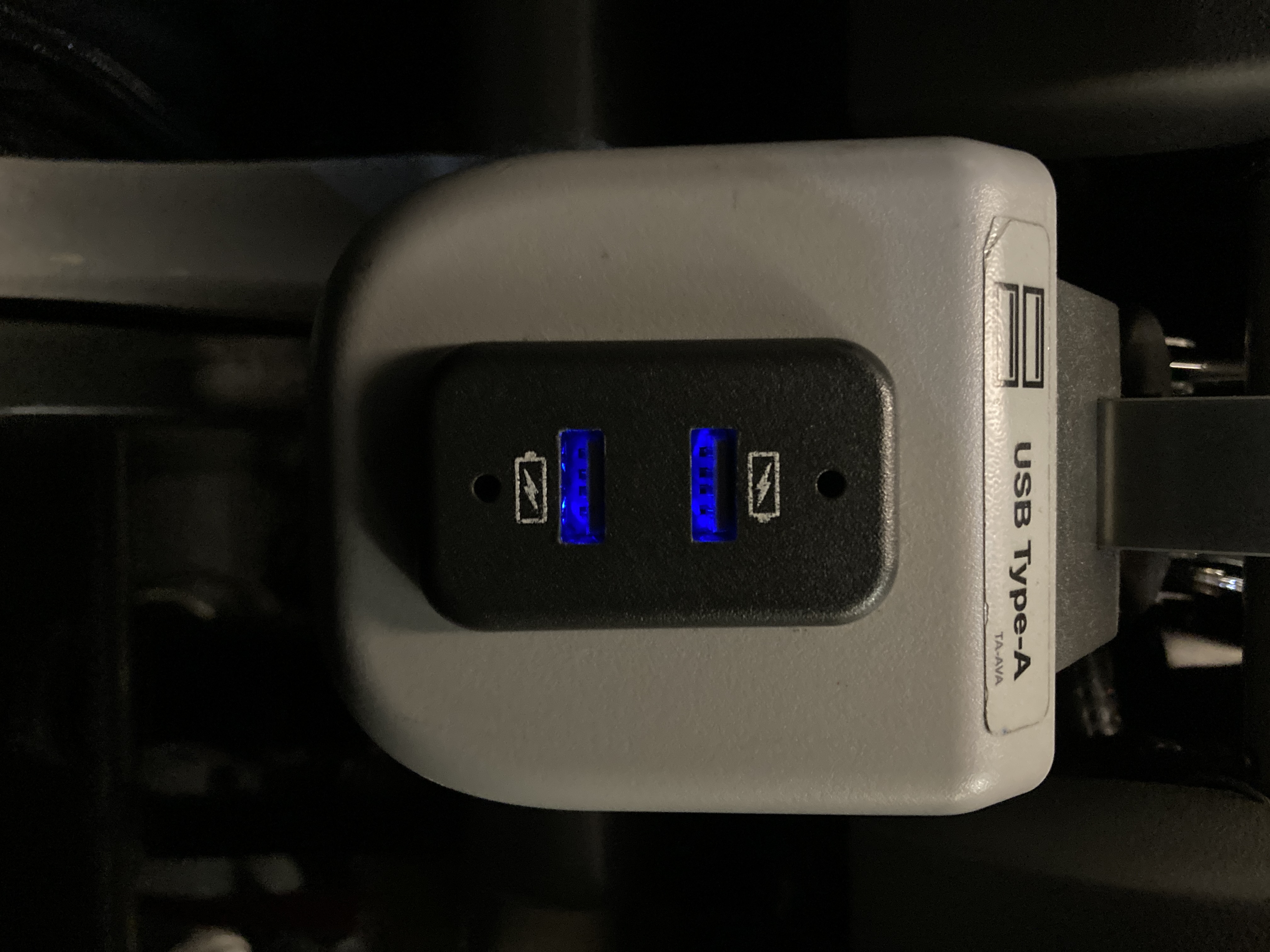 Avianca economy A320 LAX SAL USB outlets