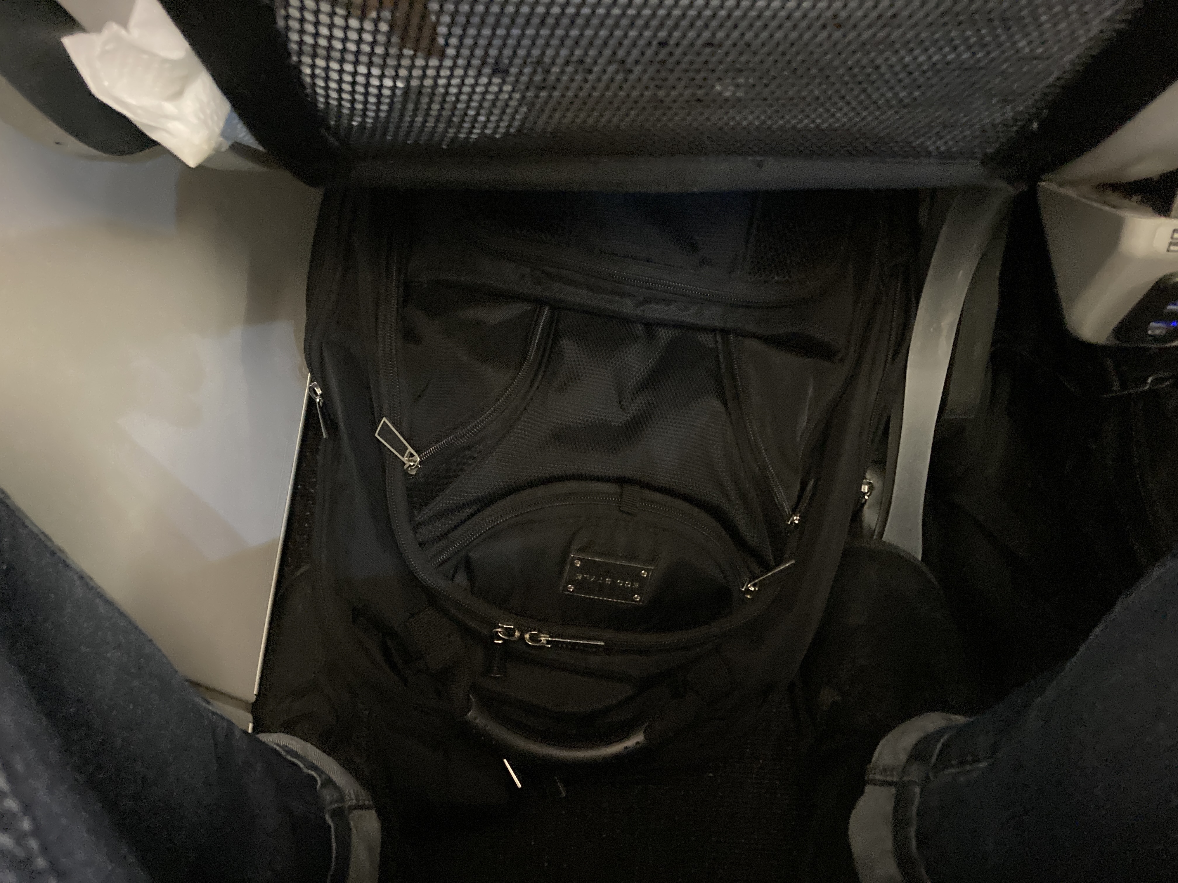 Avianca economy A320 LAX SAL foot spacing with backpack