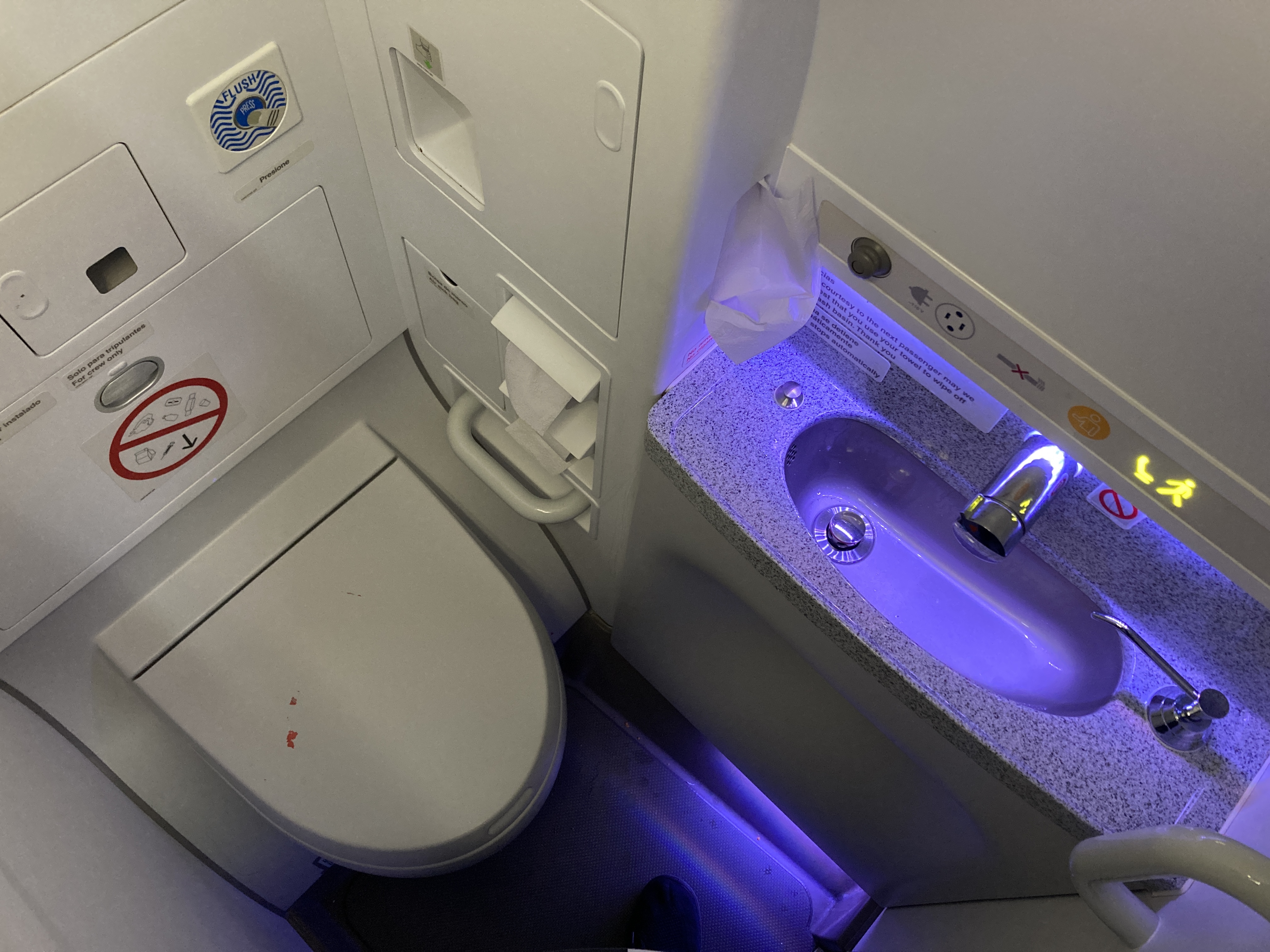 Avianca economy A320 LAX SAL lavatory