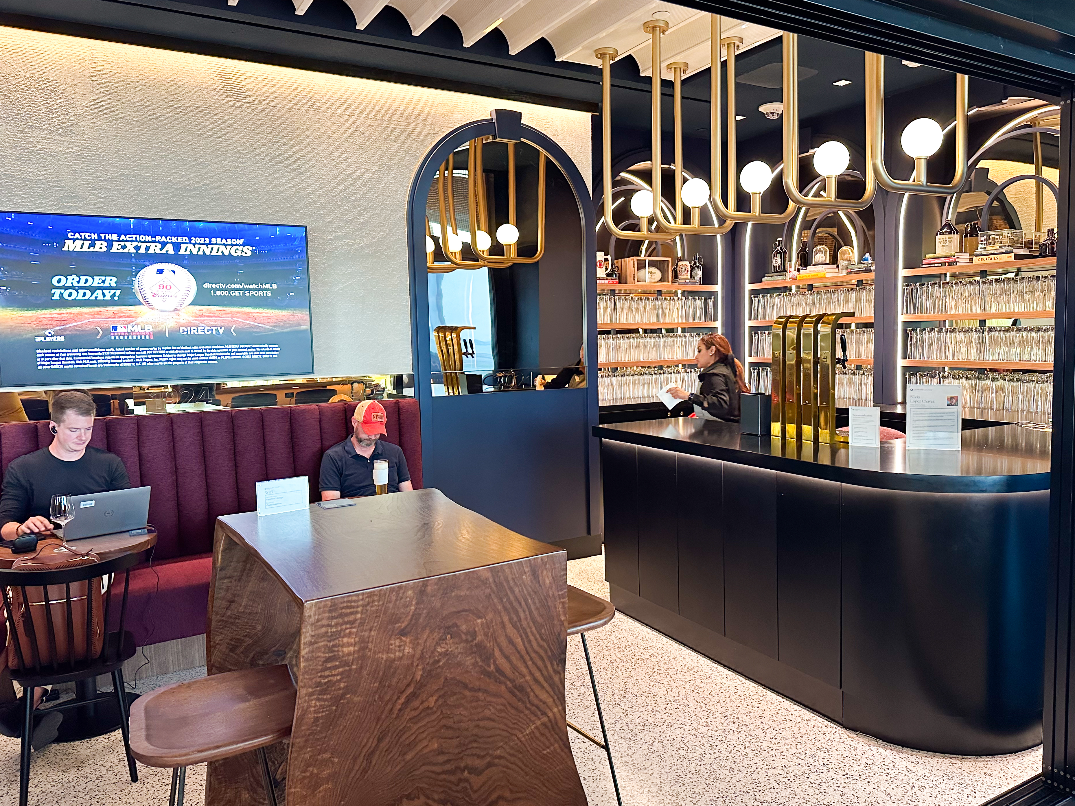 Chase Saphire Lounge TV