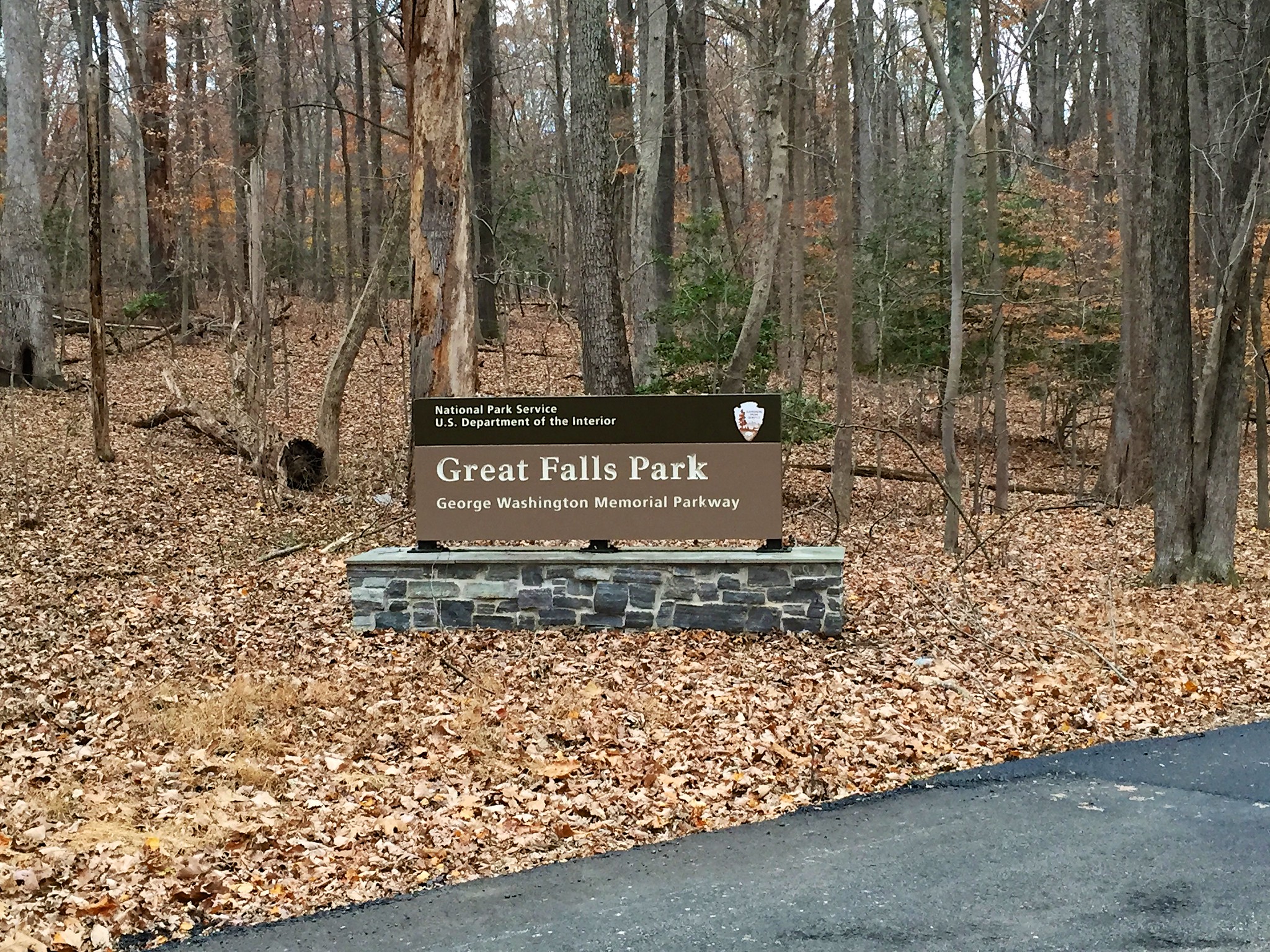Driving to Great Falls Park