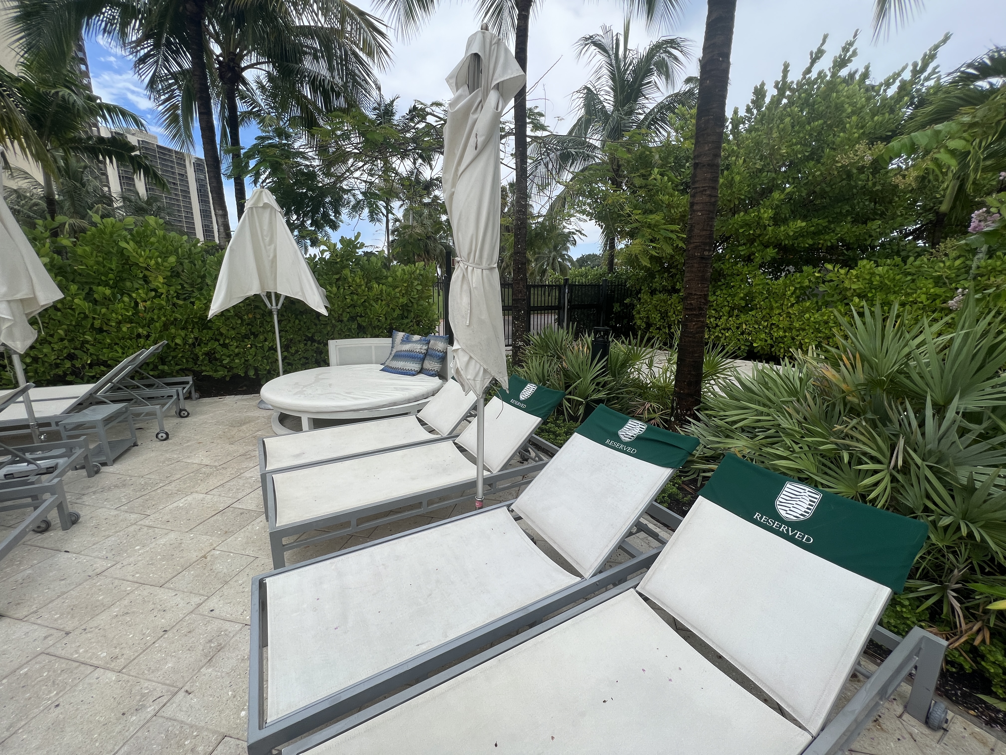 JW Marriott Turnberry Daybed with 4 chairs JW Marriott Turnberry Daybed with 4 chairs