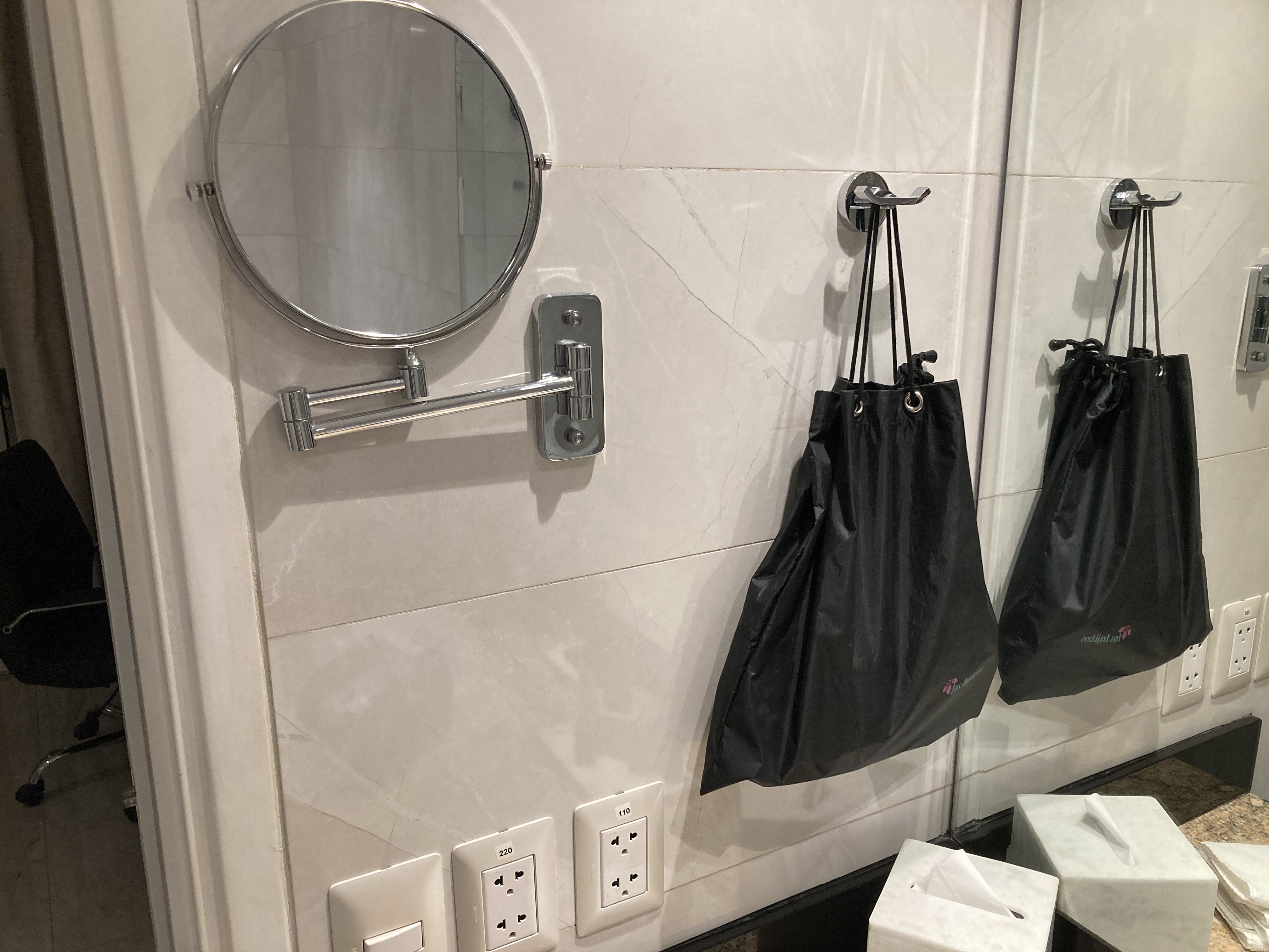 Los Tajibos Tribute Portfolio Santa Cruz Bolivia executive suite bathroom makeup mirror hair dryer Los Tajibos Tribute Portfolio Santa Cruz Bolivia executive suite bathroom makeup mirror hair dryer