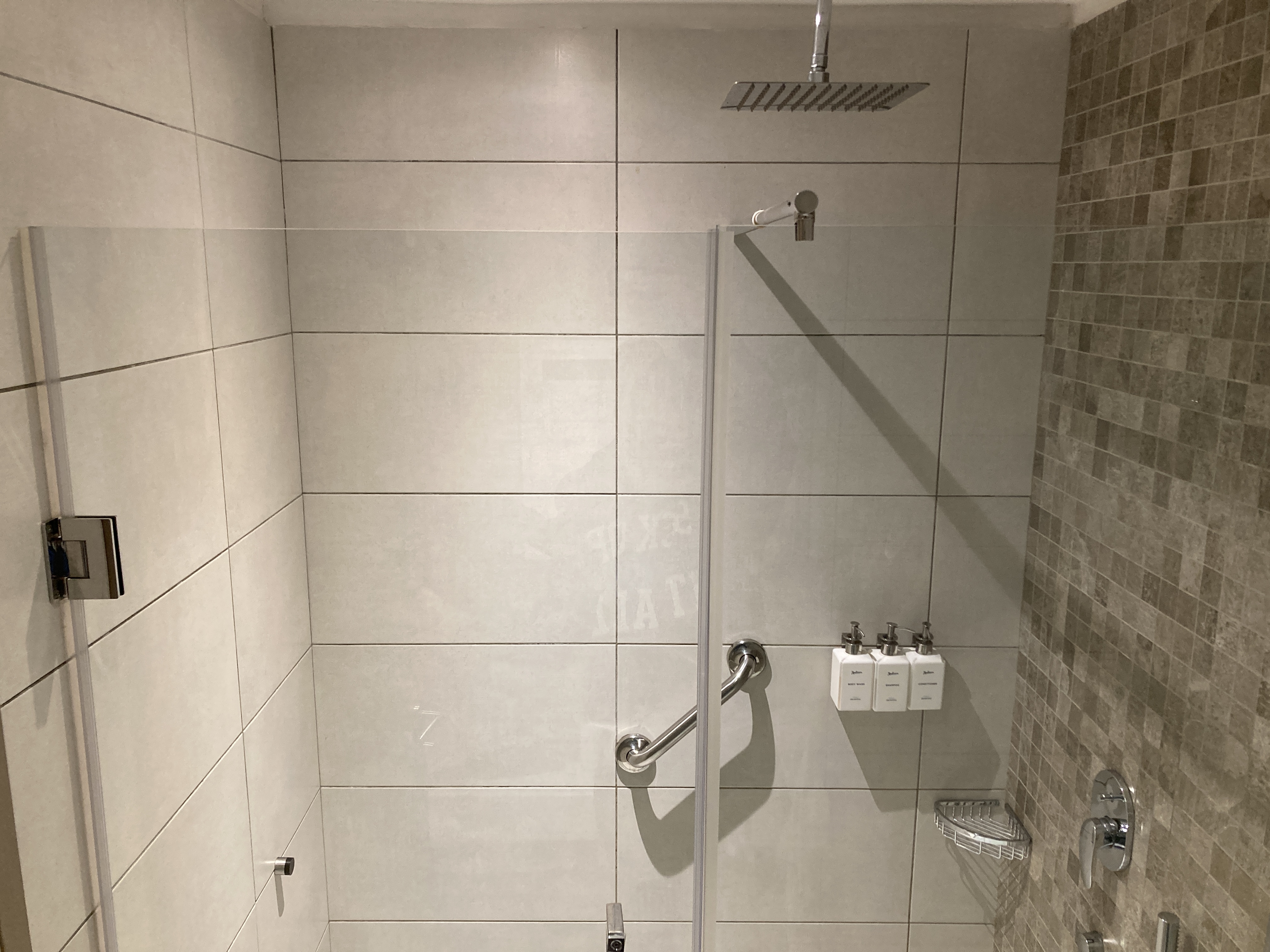 Radisson Serviced Apartments Antananarivo shower with bar Radisson Serviced Apartments Antananarivo shower with bar