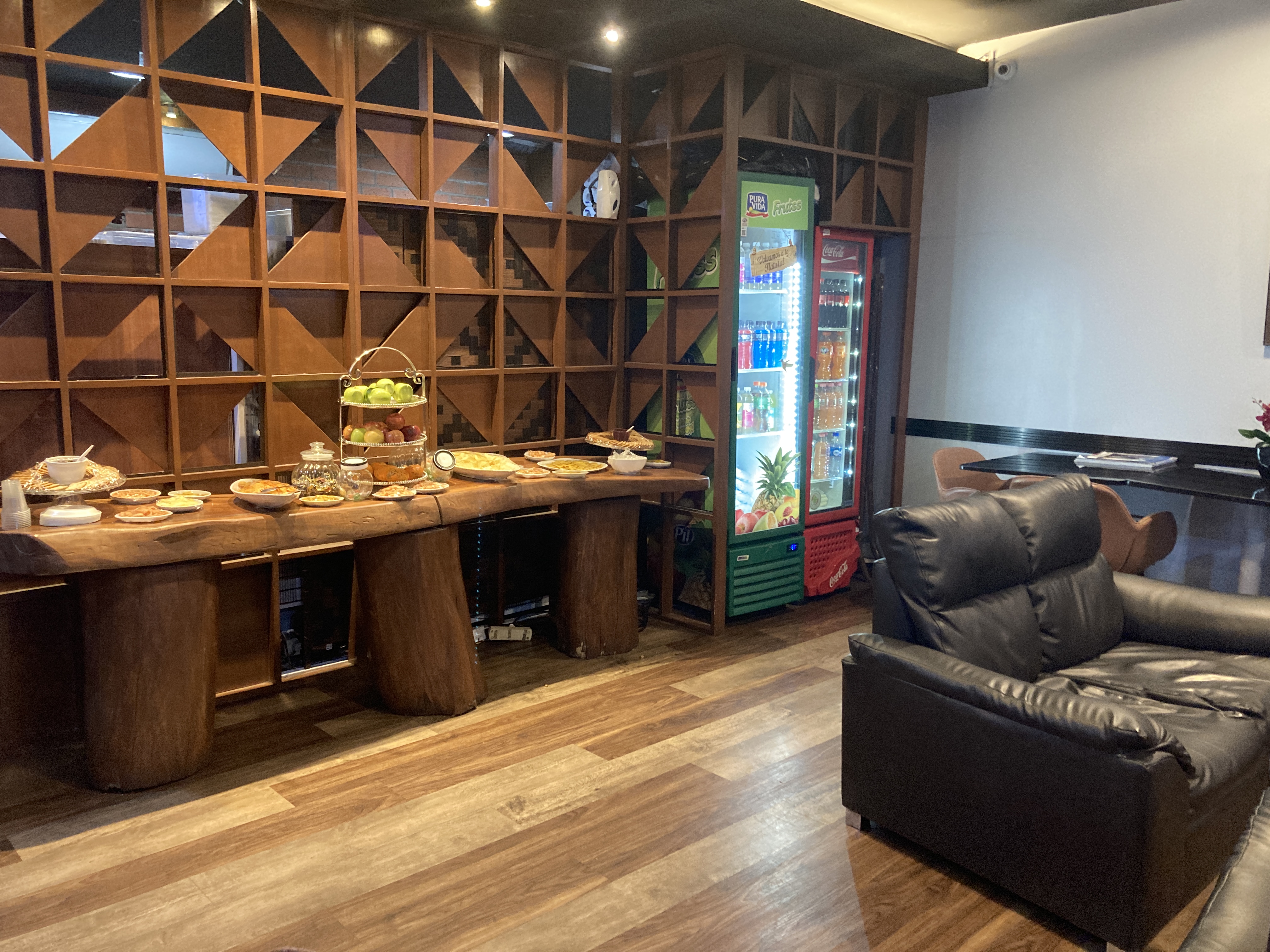 VIP Lounge Santa Cruz de la Sierra buffet and drinks