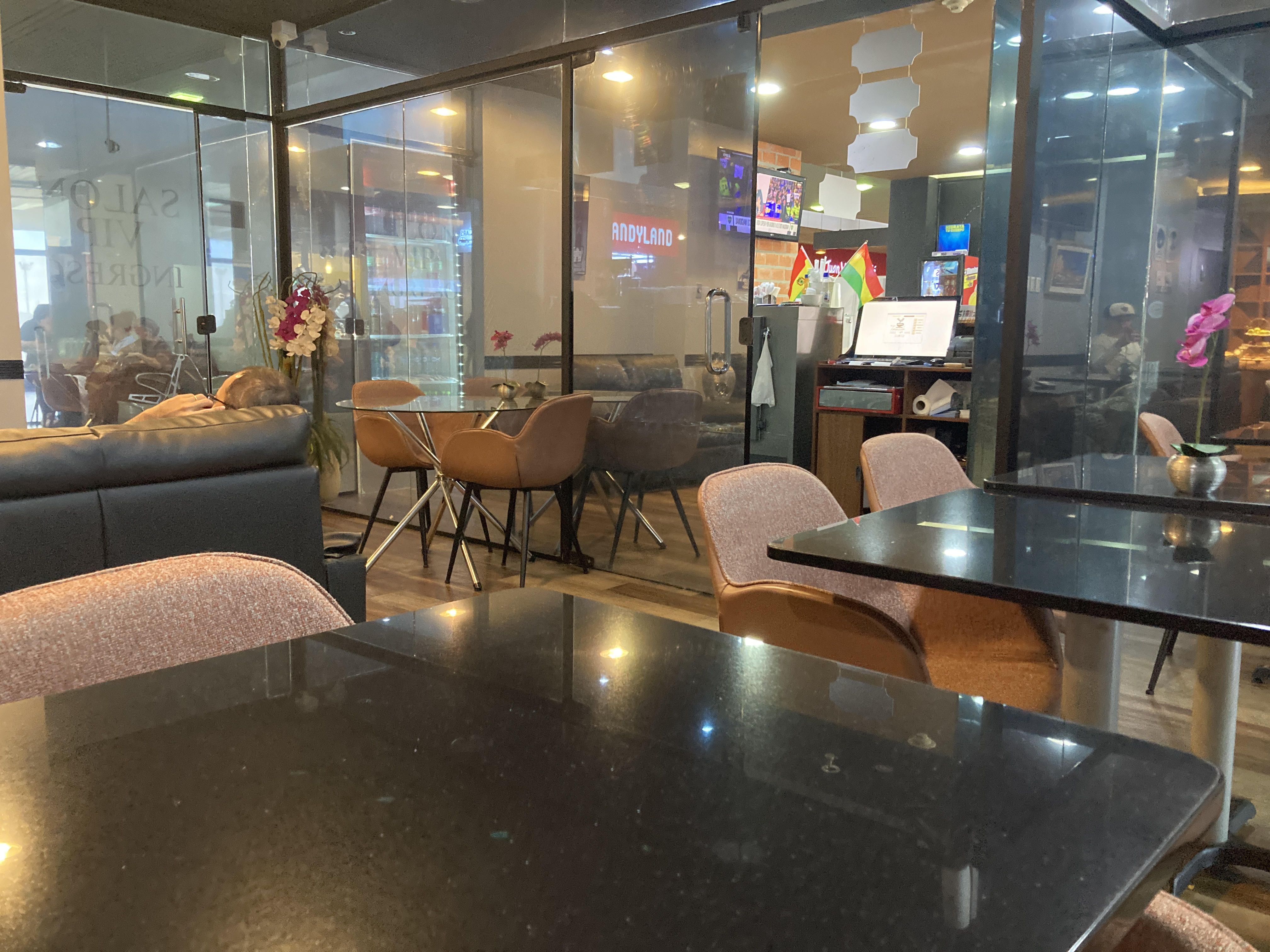 VIP Lounge Santa Cruz de la Sierra tables