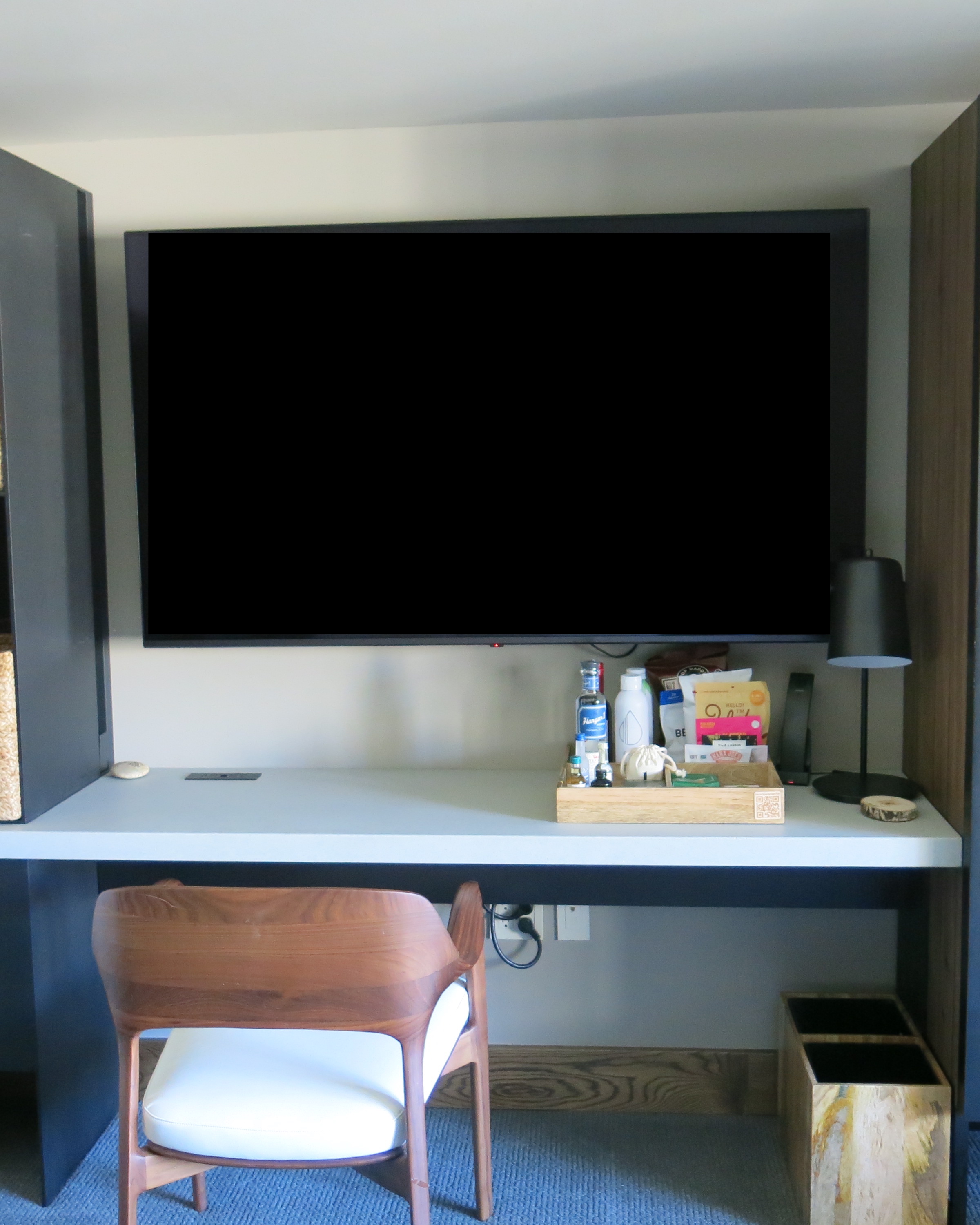 1 Hotel San Francisco desk and tv
