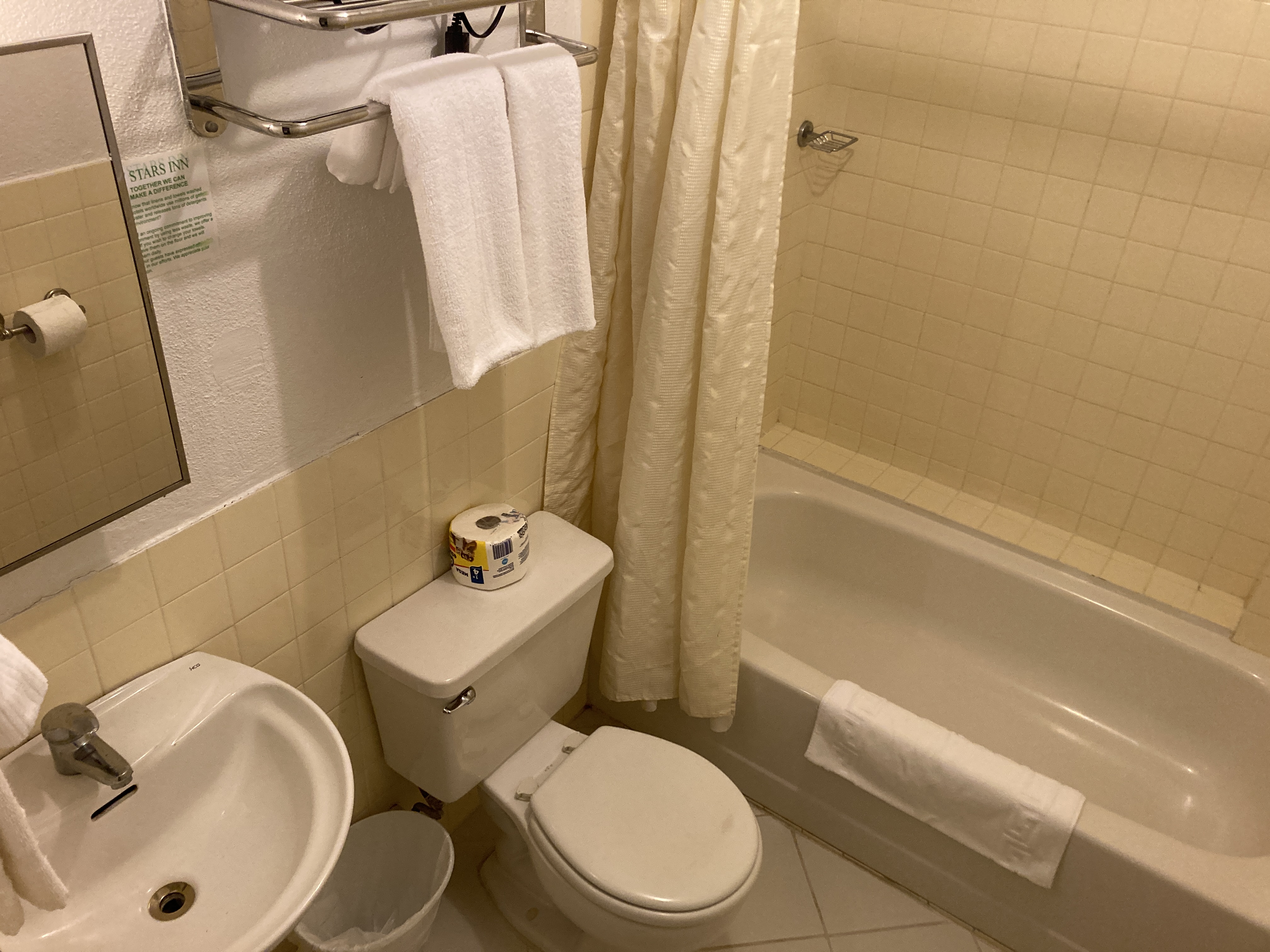 7 Stars Inn Pohnpei bathroom