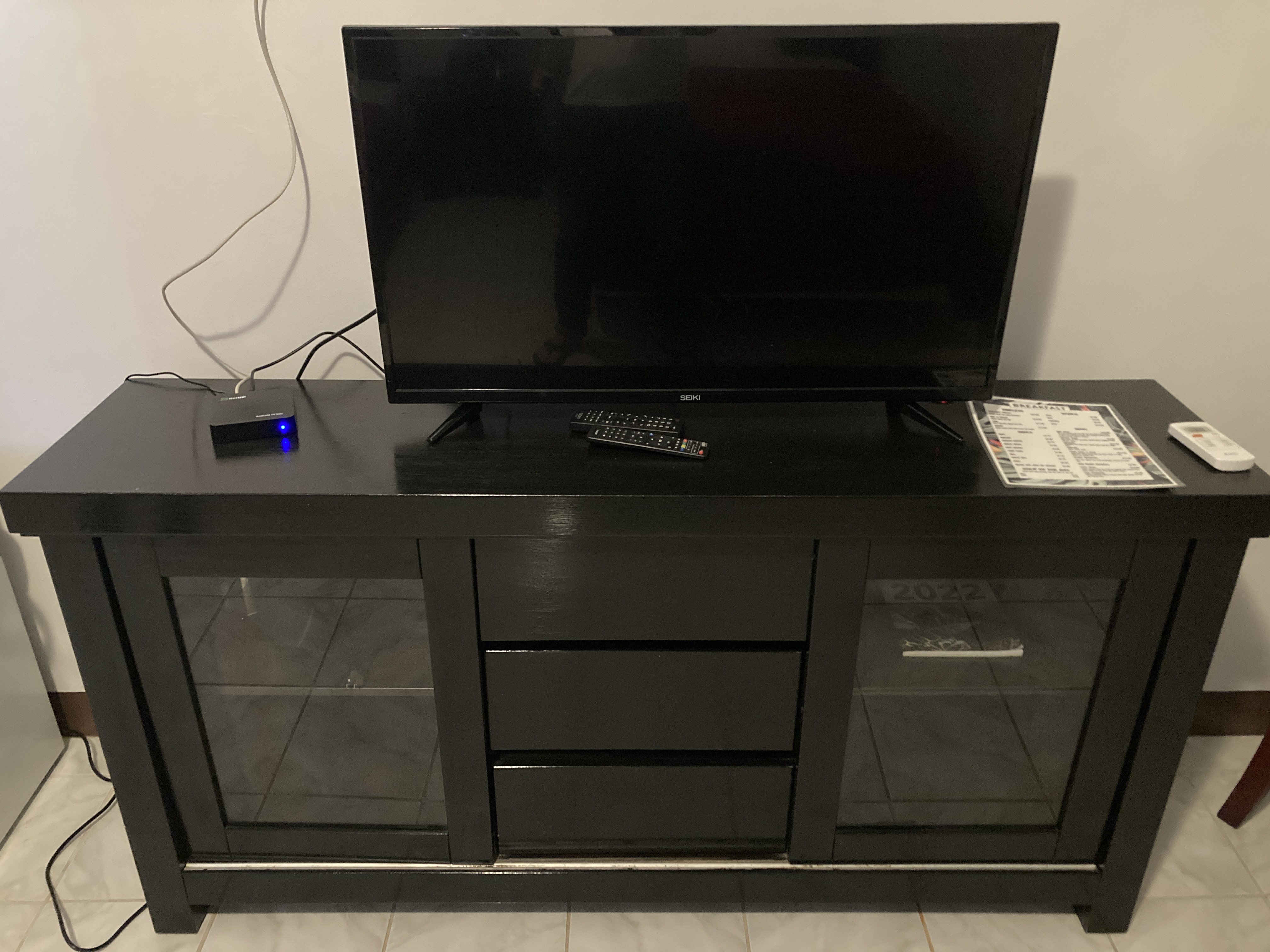 7 Stars Inn Pohnpei bedroom TV