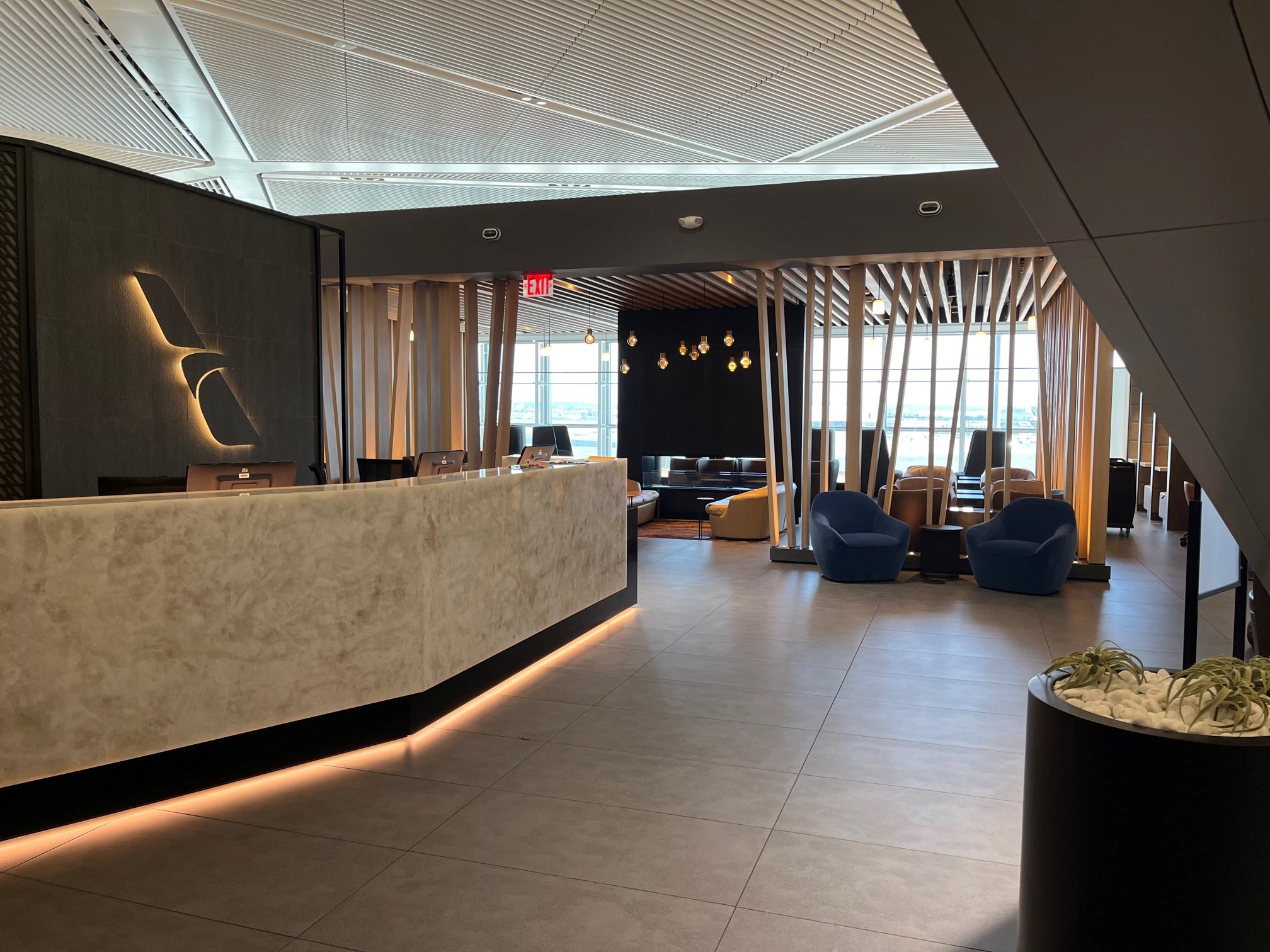 Admirals Club EWR bar Admirals Club EWR entrance