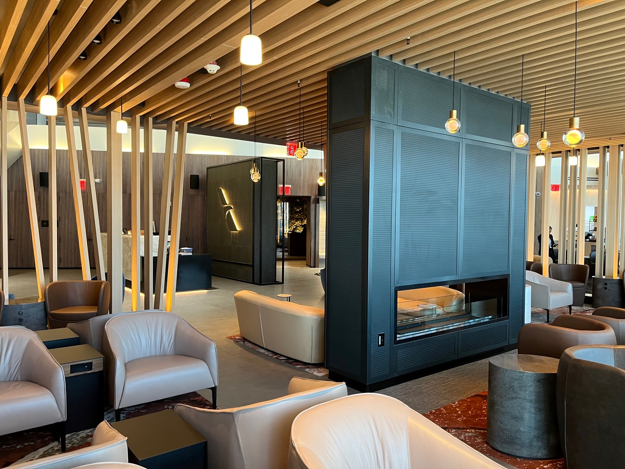 Admirals Club EWR seating
