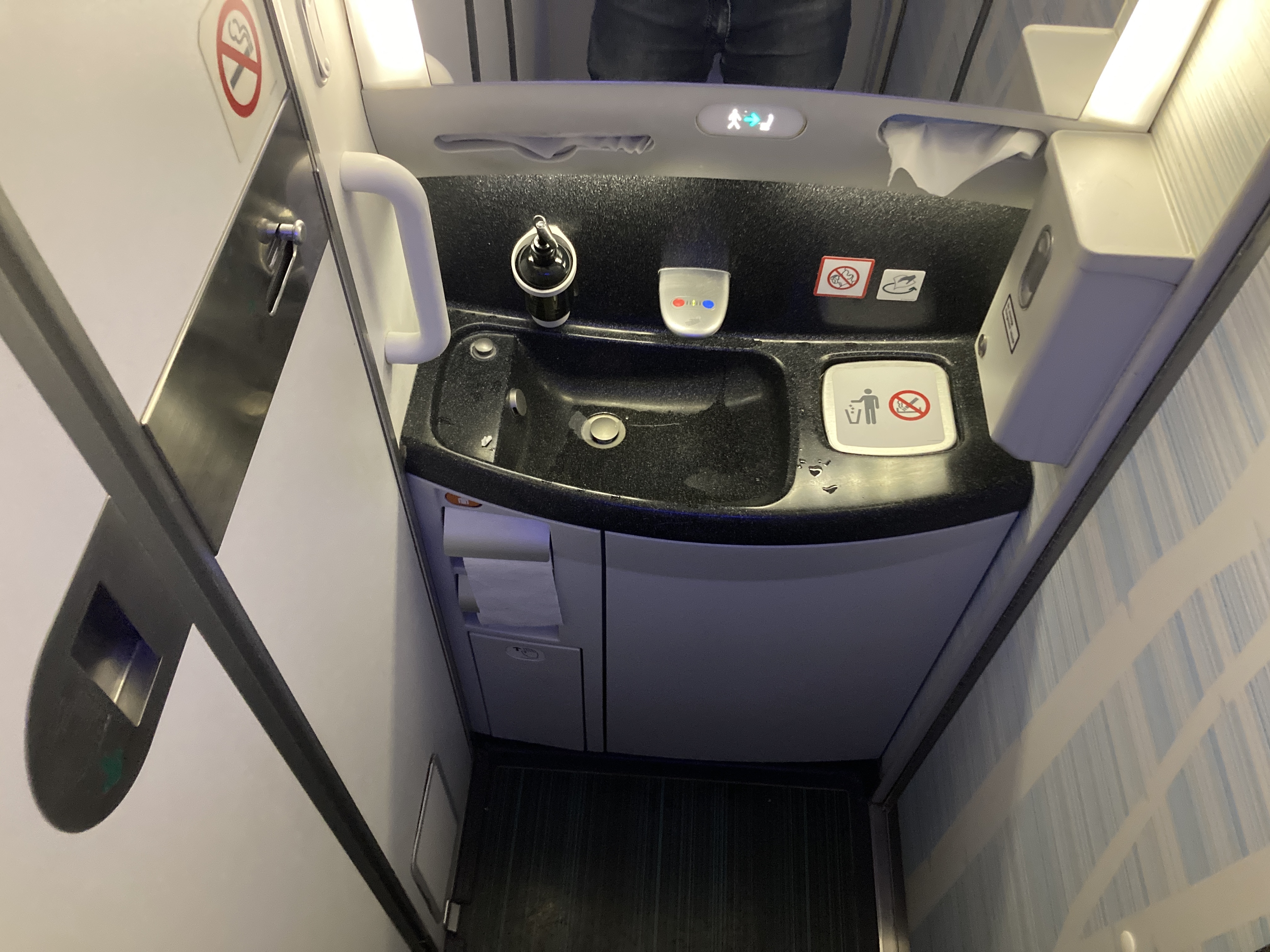 Air Canada B787 9 FRA YUL economy lavatory sink Air Canada B787-9 FRA to YUL economy lavatory sink