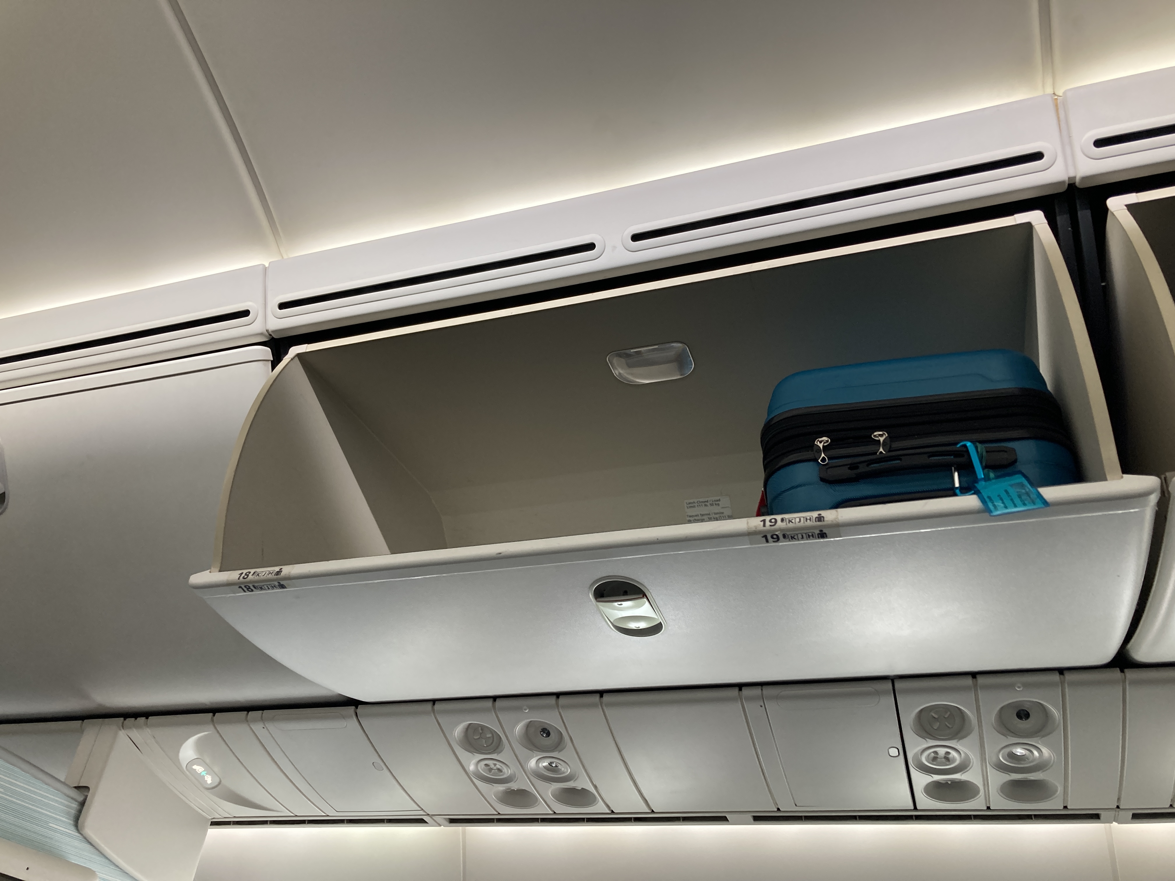 Air Canada B787 9 FRA YUL economy overhead bins Air Canada B787-9 FRA to YUL economy overhead bins