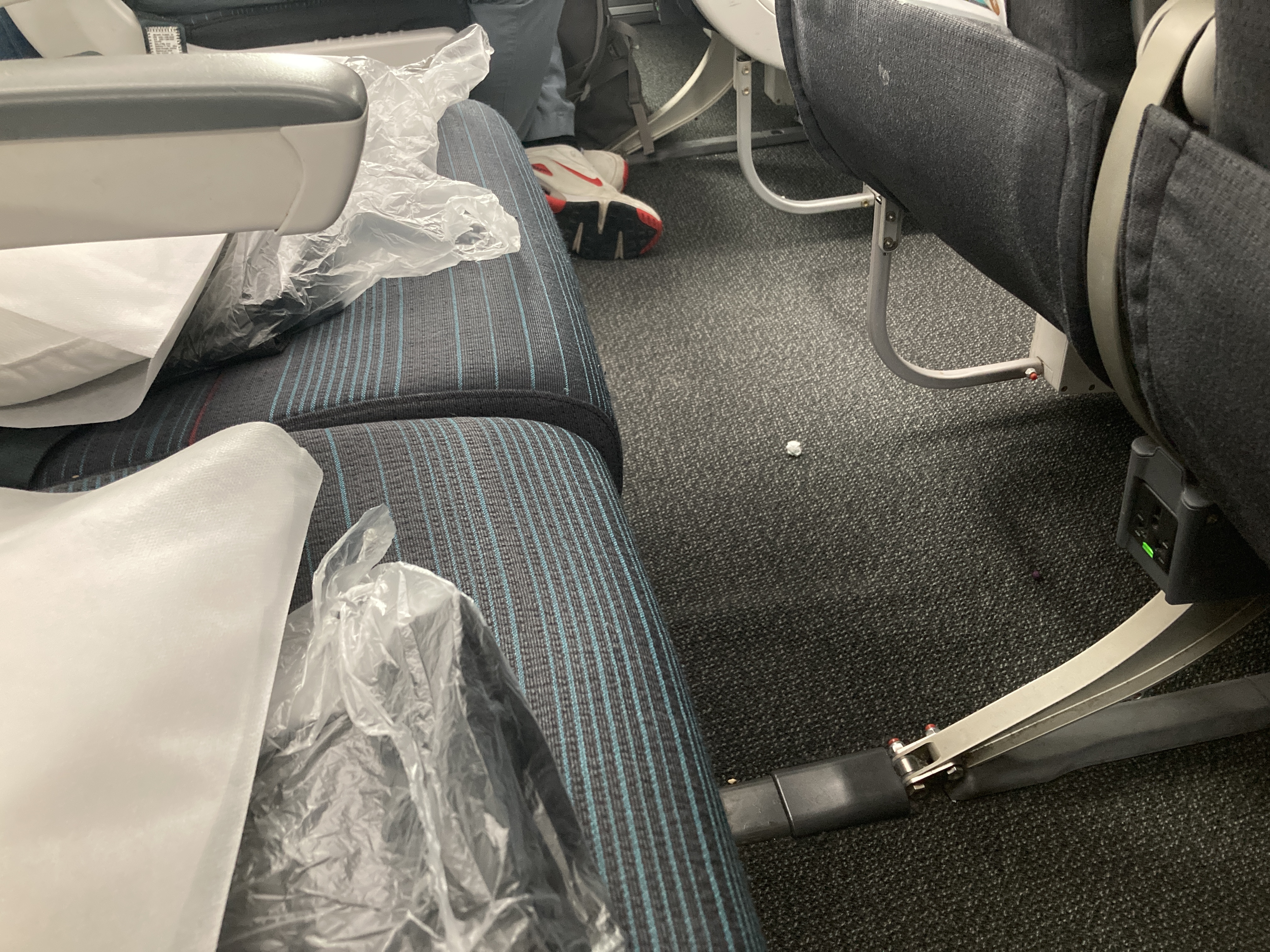 Air Canada B787 9 FRA YUL economy seat pitch and trash Air Canada B787-9 FRA to YUL economy seat pitch and trash