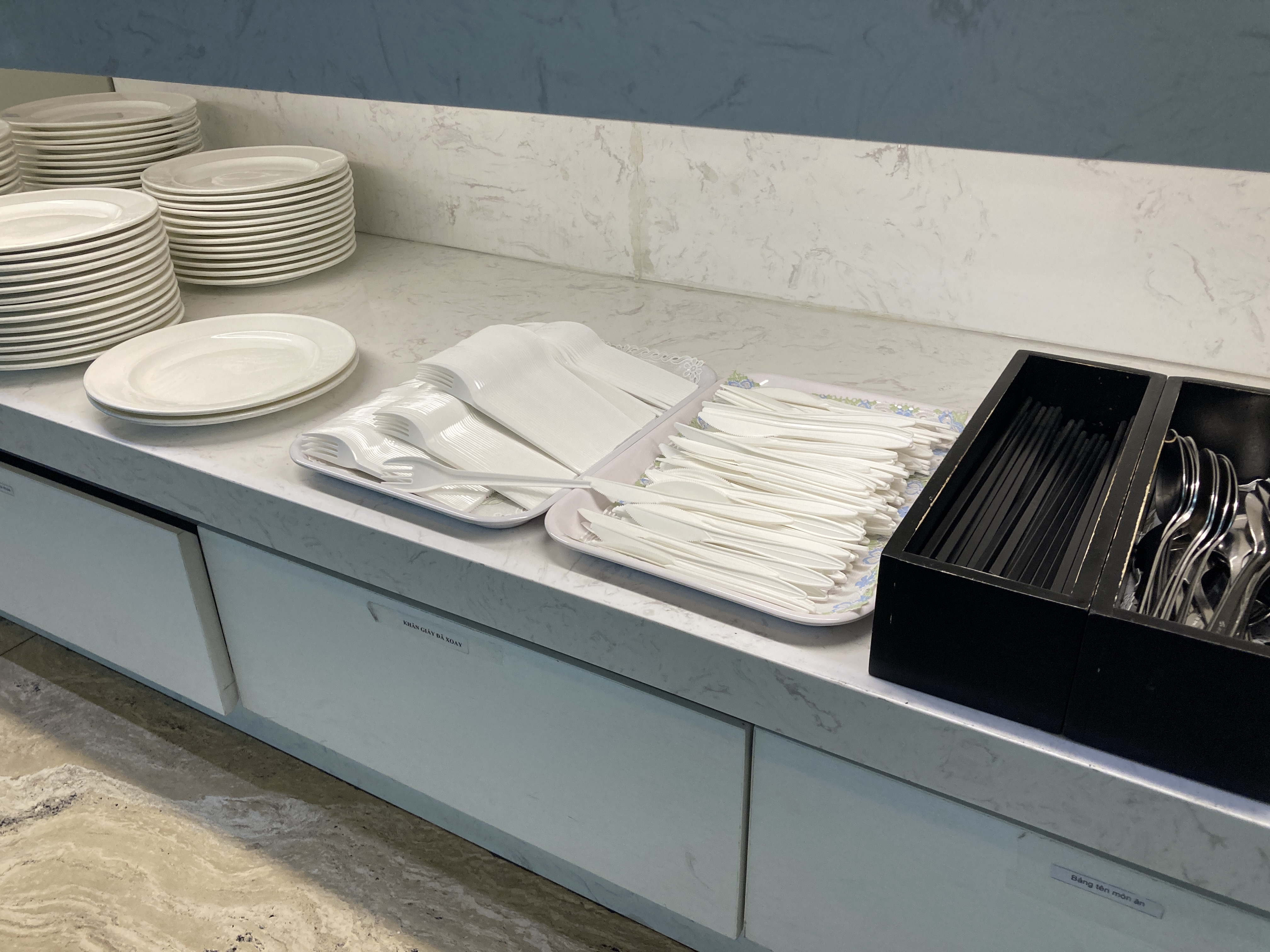 Apricot Business Lounge SGN cutlery plates