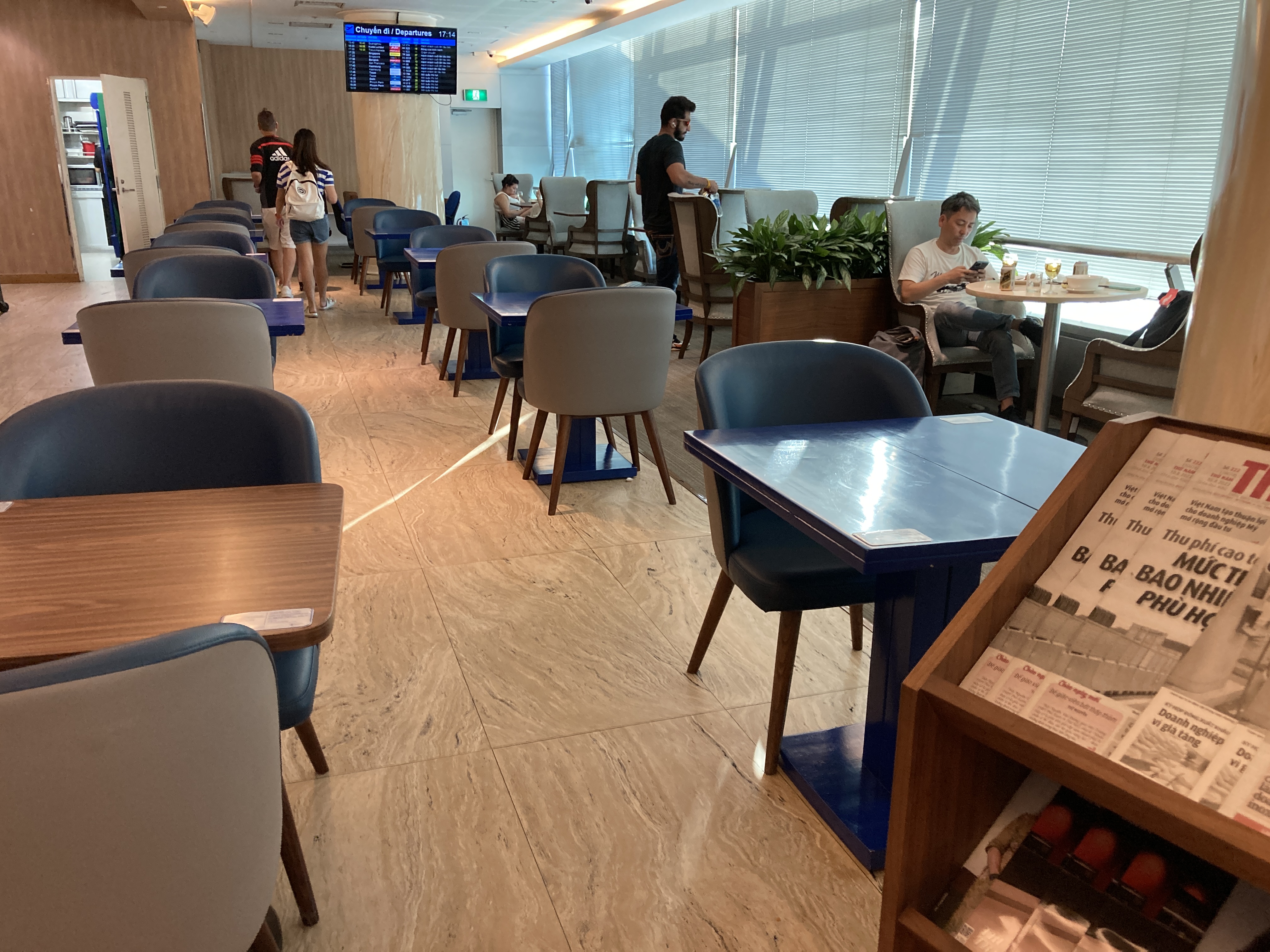 Apricot Business Lounge SGN dining seating