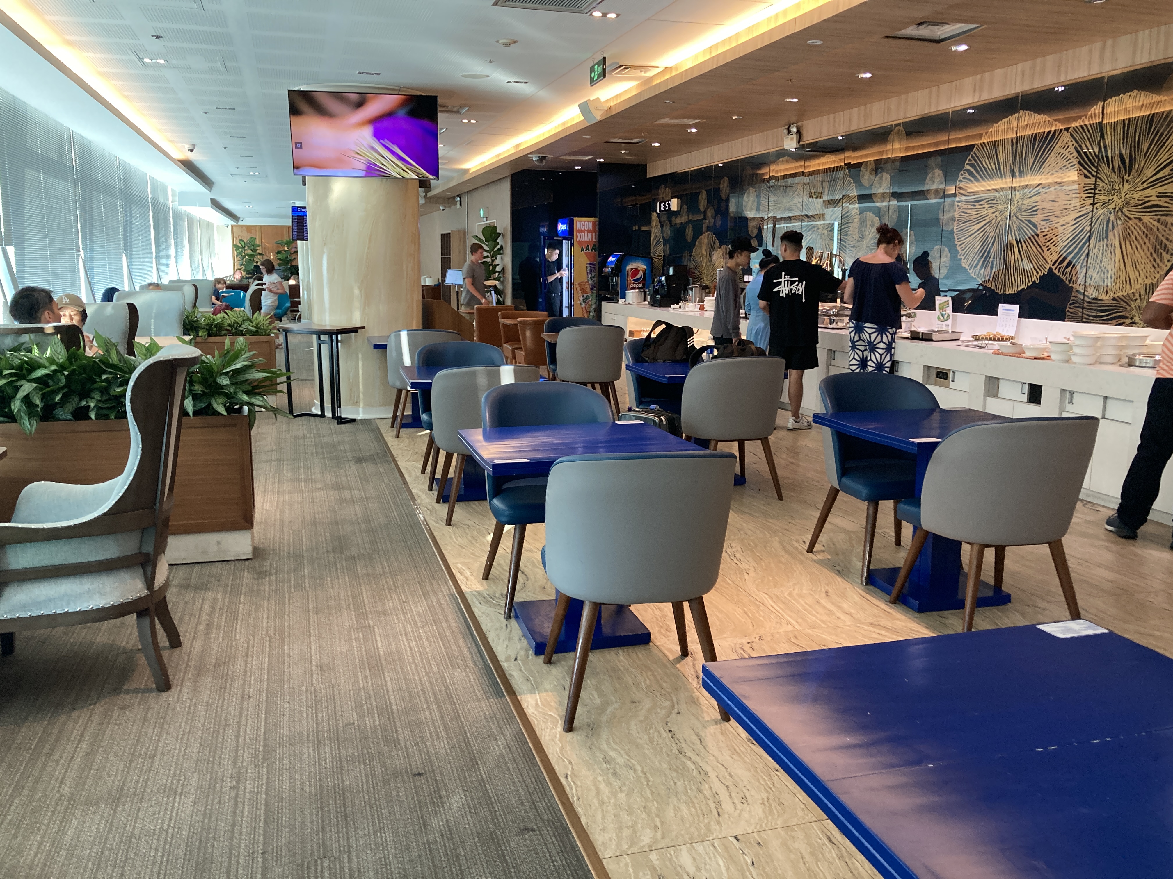 Apricot Business Lounge SGN dining tables