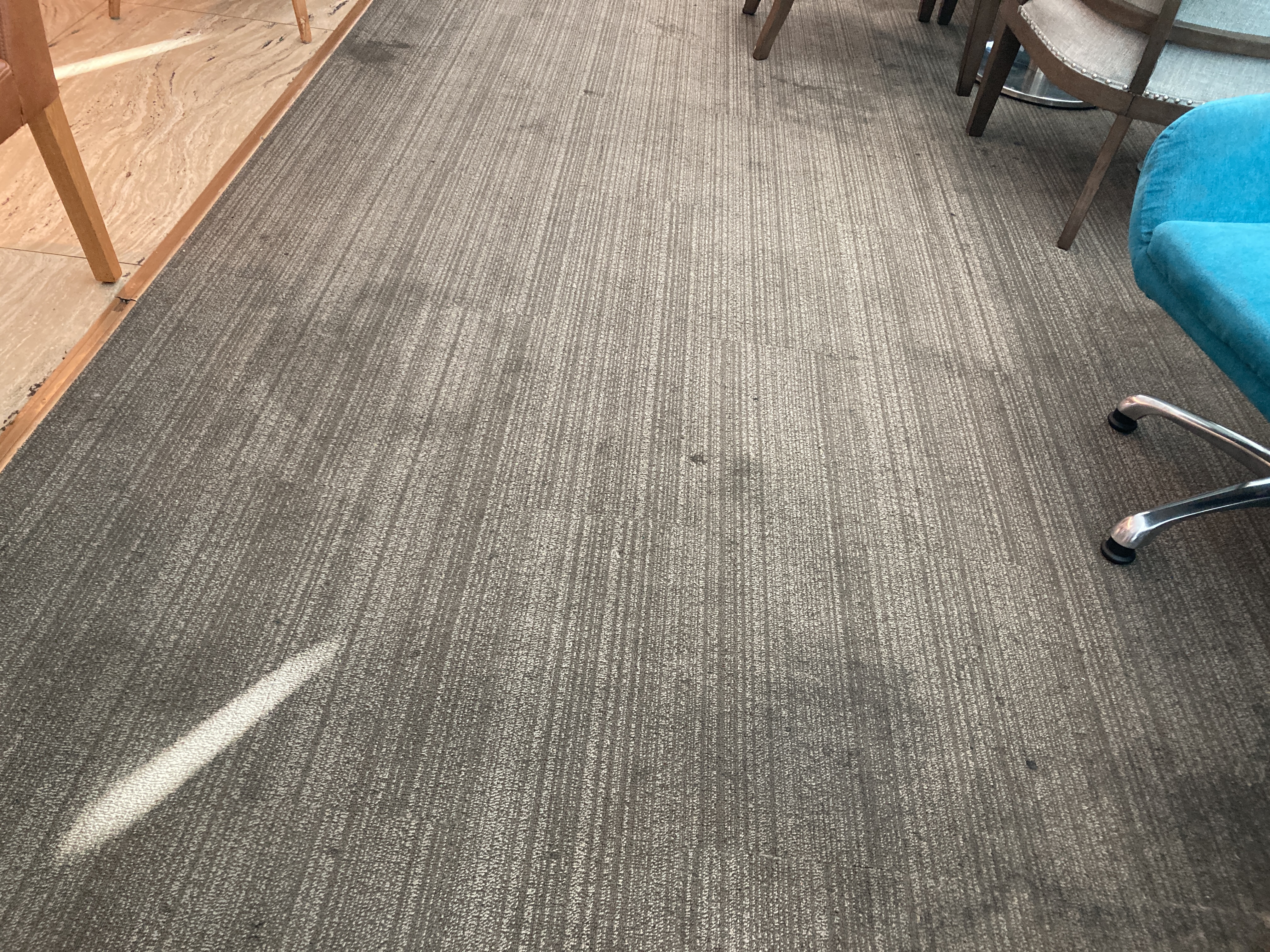 Apricot Business Lounge SGN dirty carpet