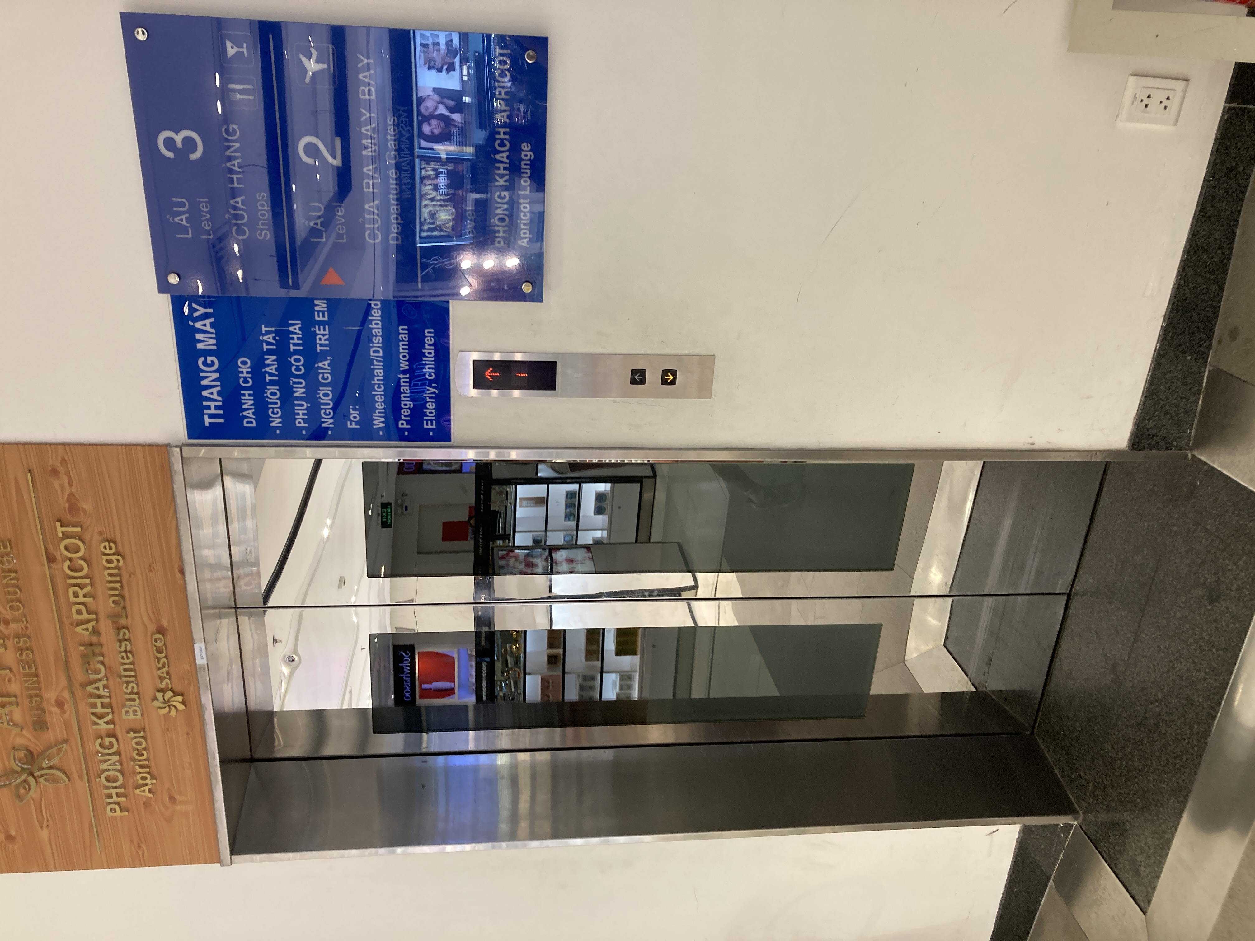 Apricot Business Lounge SGN elevator entrance