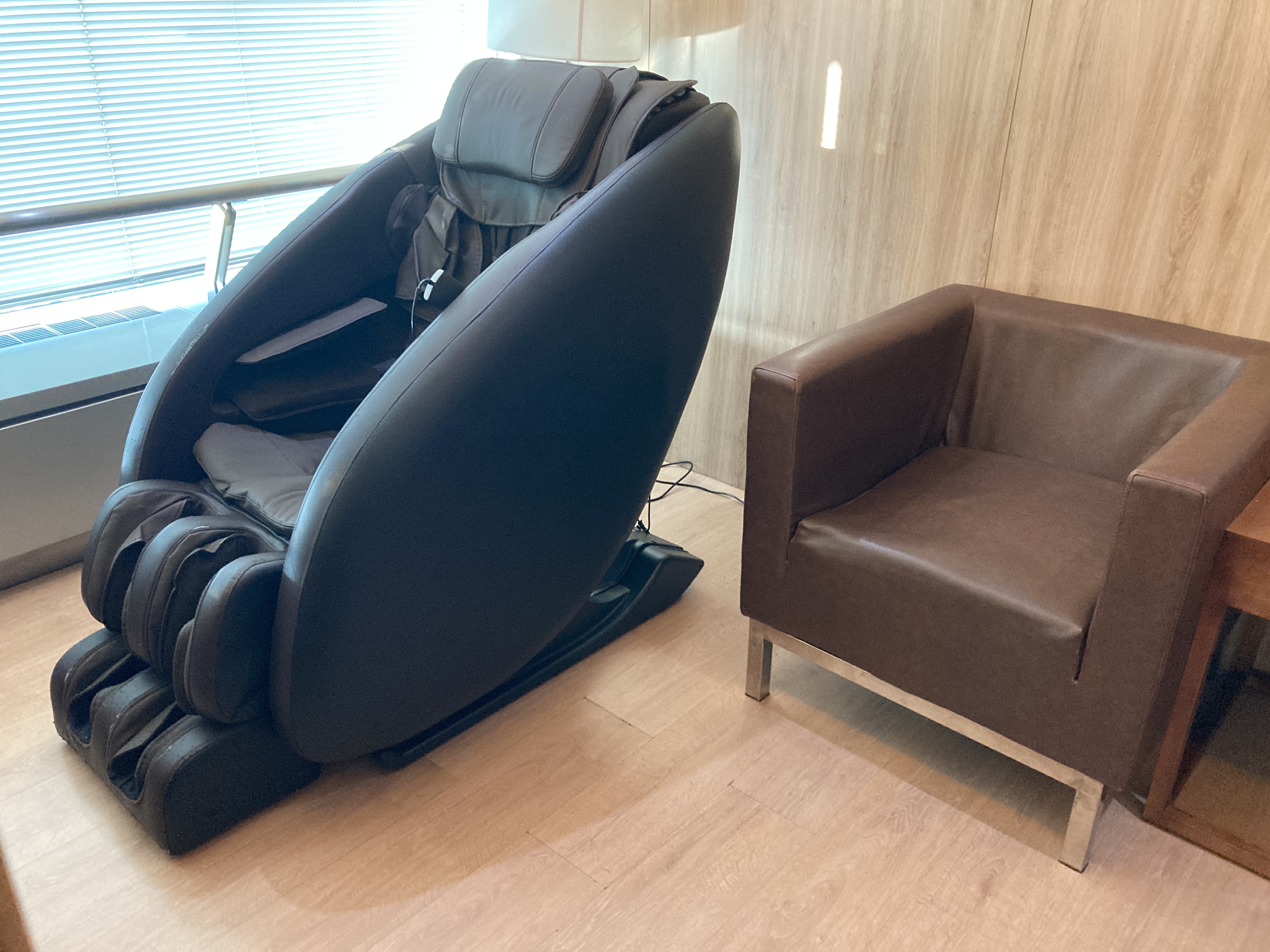 Apricot Business Lounge SGN massage chair