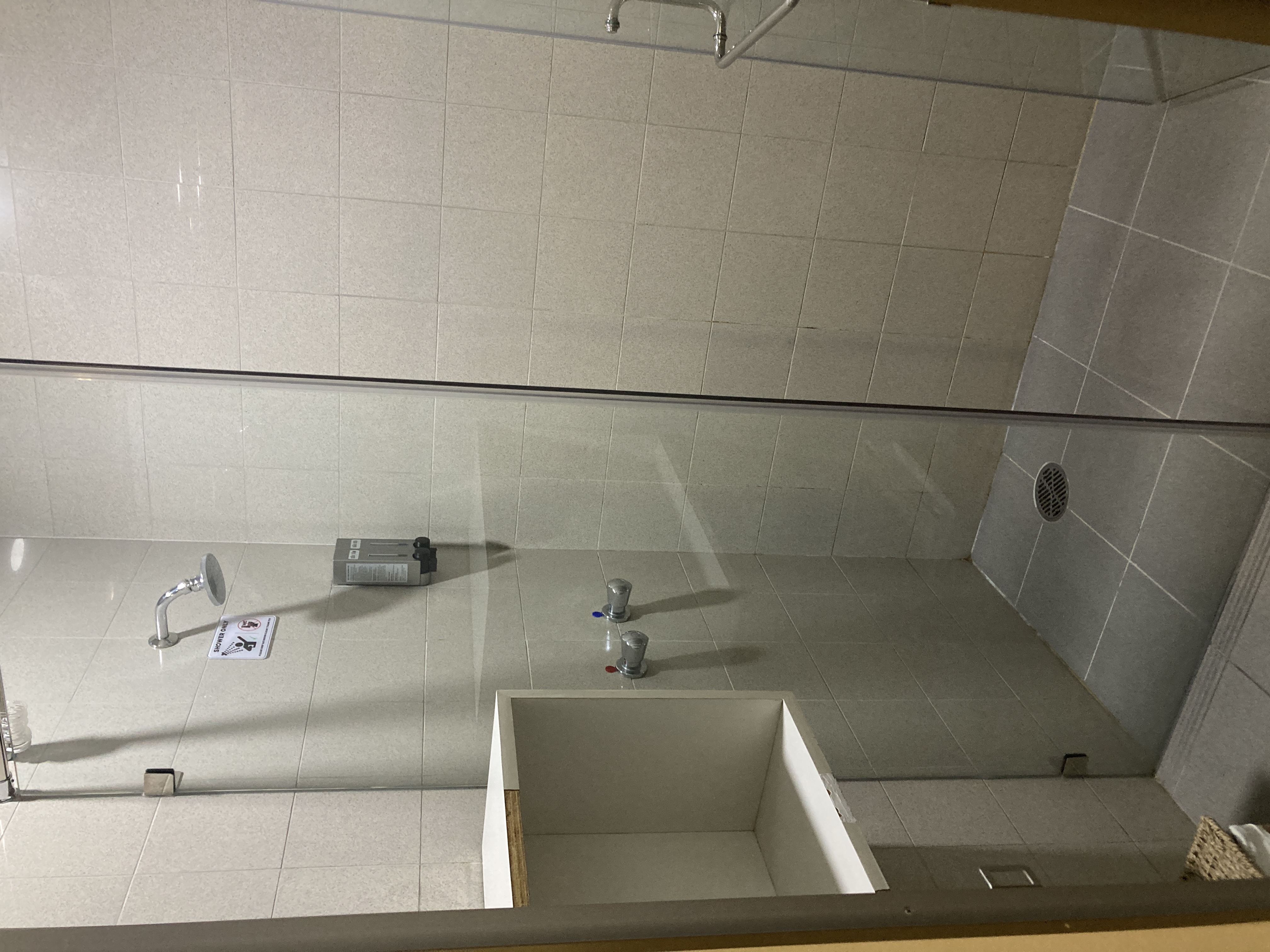 Apricot Business Lounge SGN womens shower interior