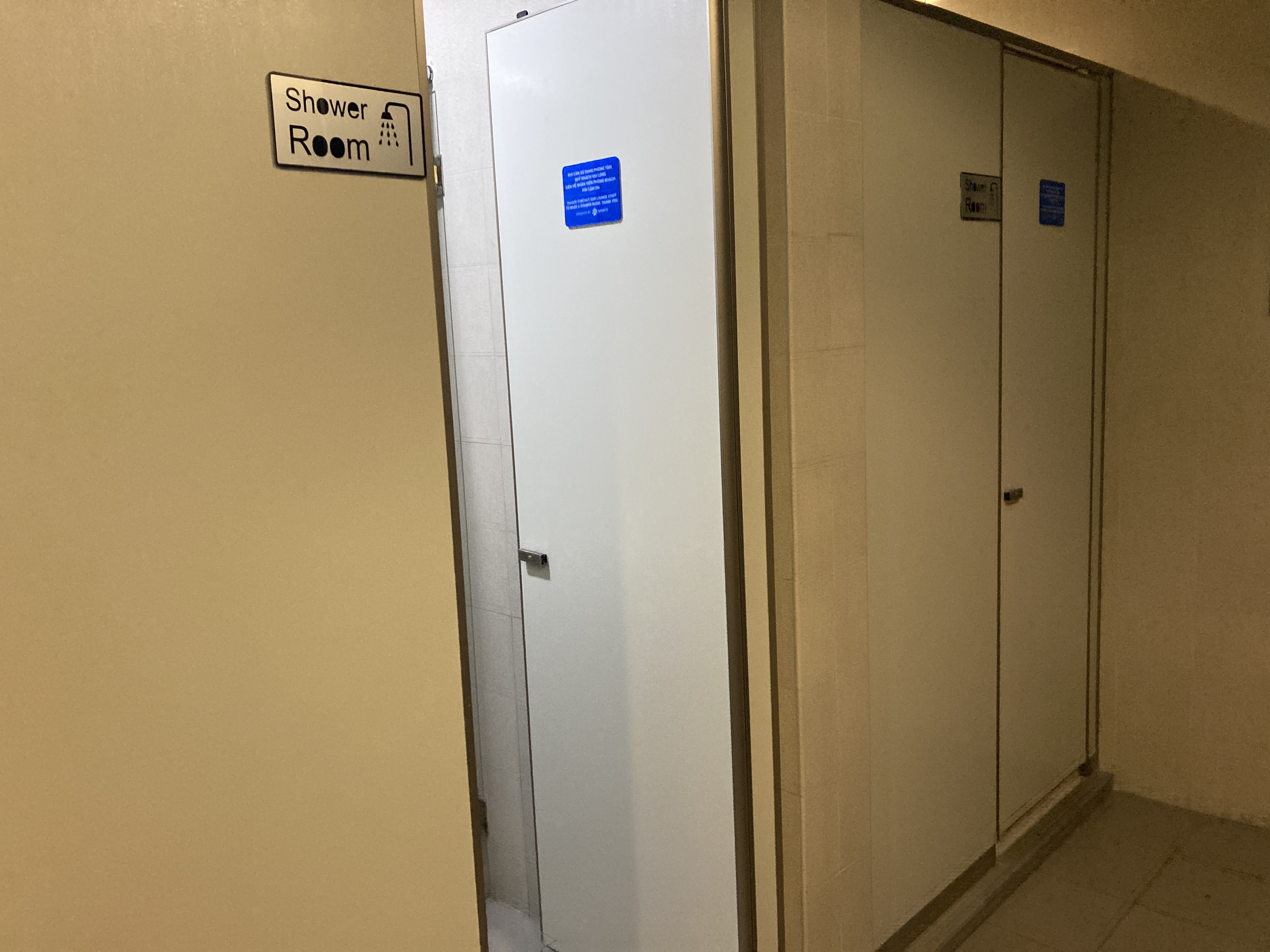 Apricot Business Lounge SGN womens shower