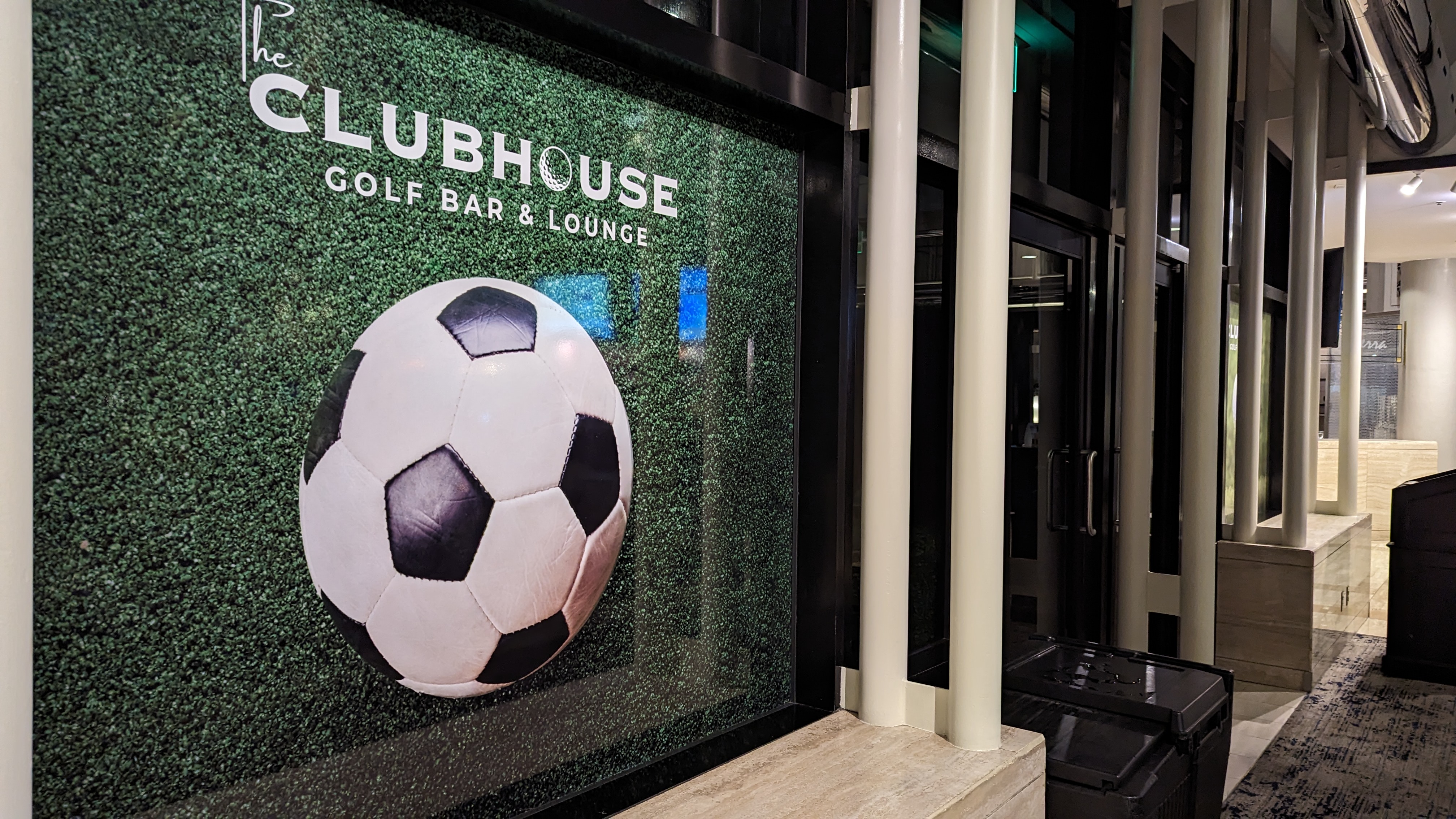 Hilton Los Angeles Universal City food and beverage Clubhouse Golf Bar Lounge Hilton Los Angeles Universal City food and beverage Clubhouse Golf Bar Lounge