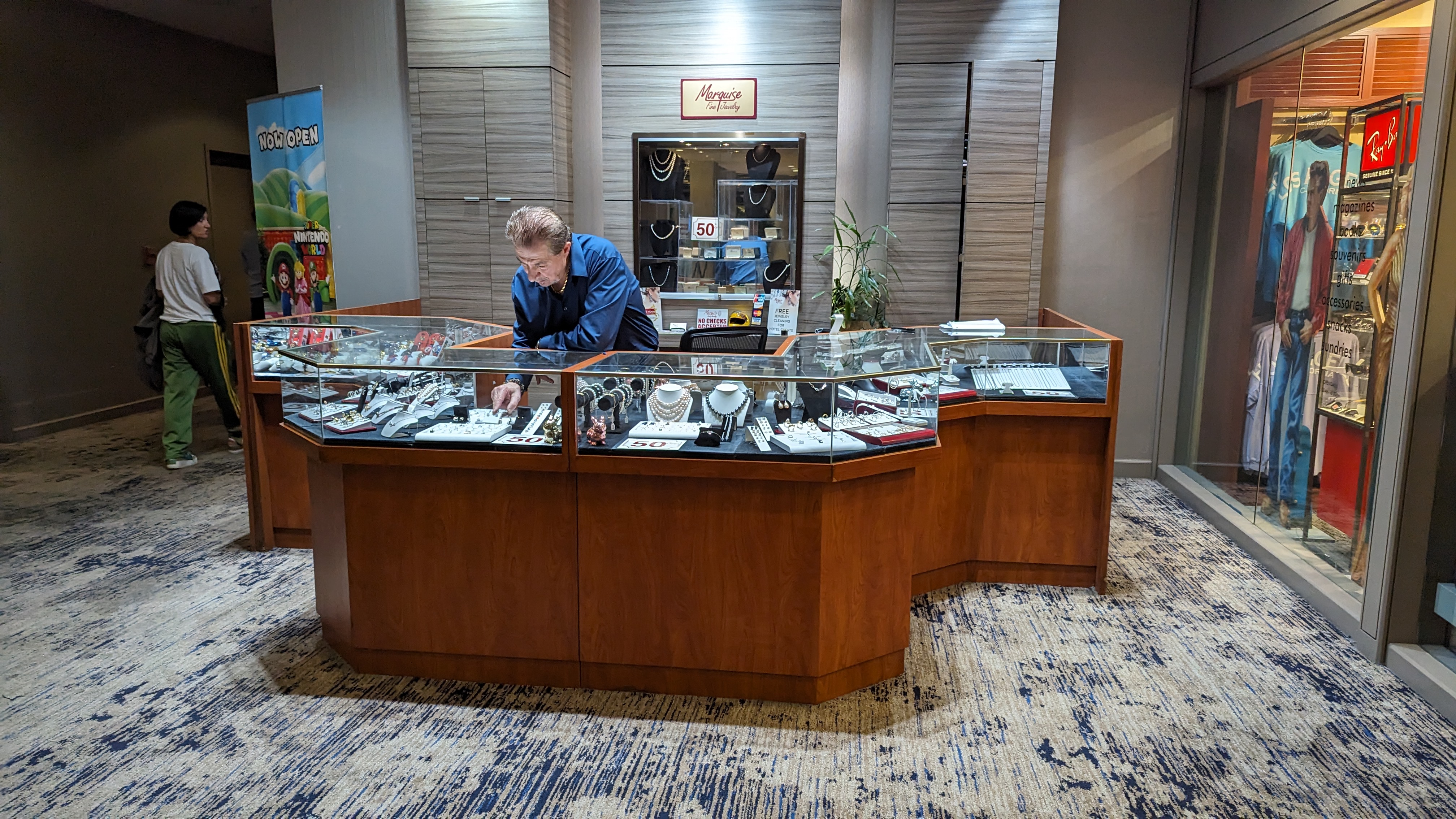 Hilton Los Angeles Universal City lobby jeweler Hilton Los Angeles Universal City lobby jeweler