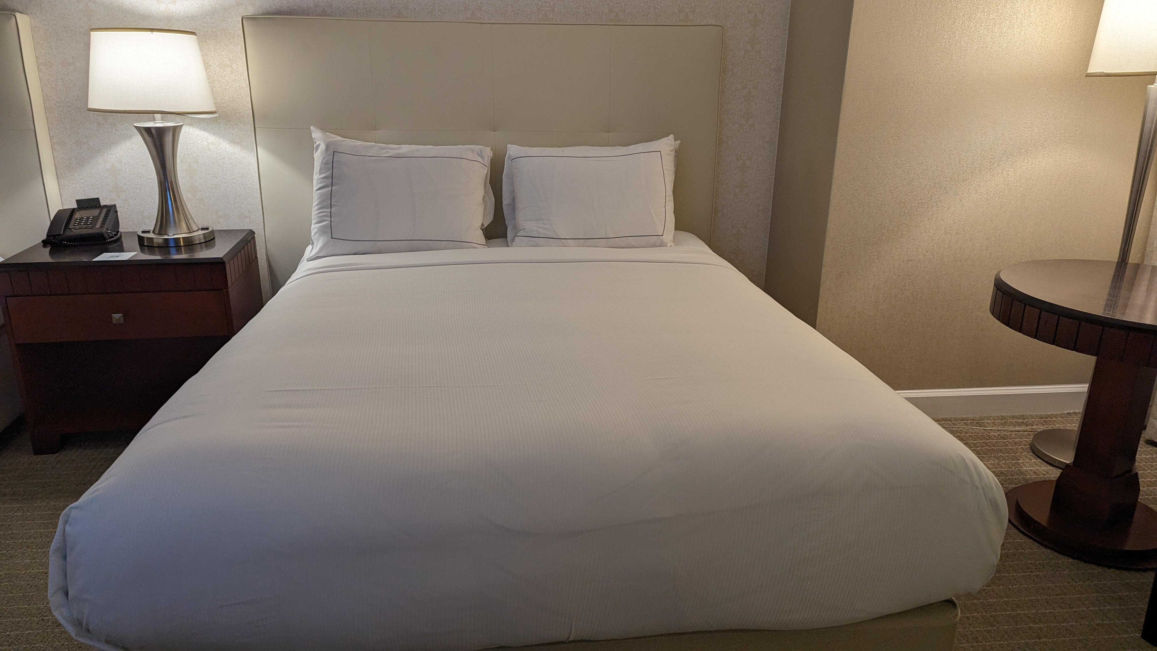 Hilton Los Angeles Universal City room queen bed with a view Hilton Los Angeles Universal City room queen bed with a view