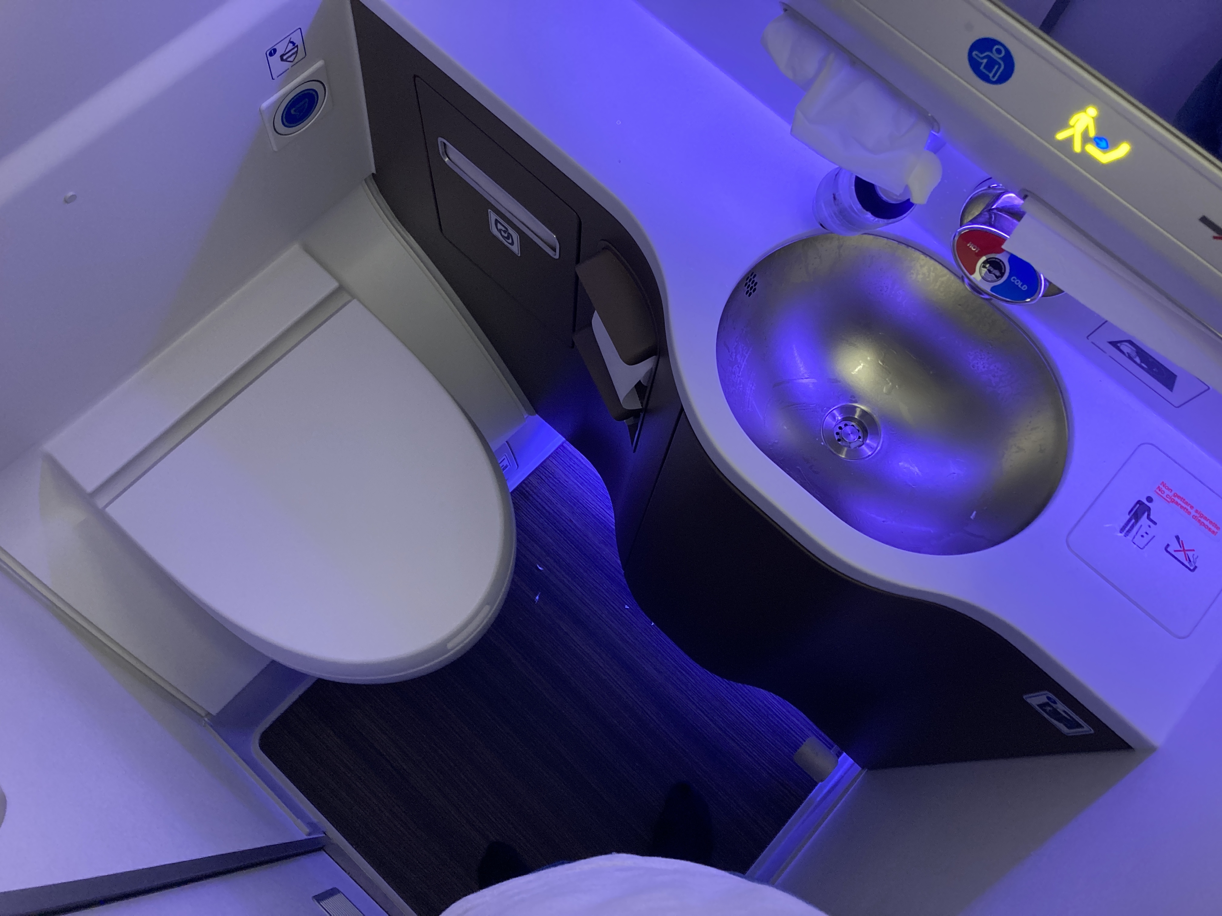ITA premium economy lavatory GRU FCO ITA premium economy lavatory GRU FCO