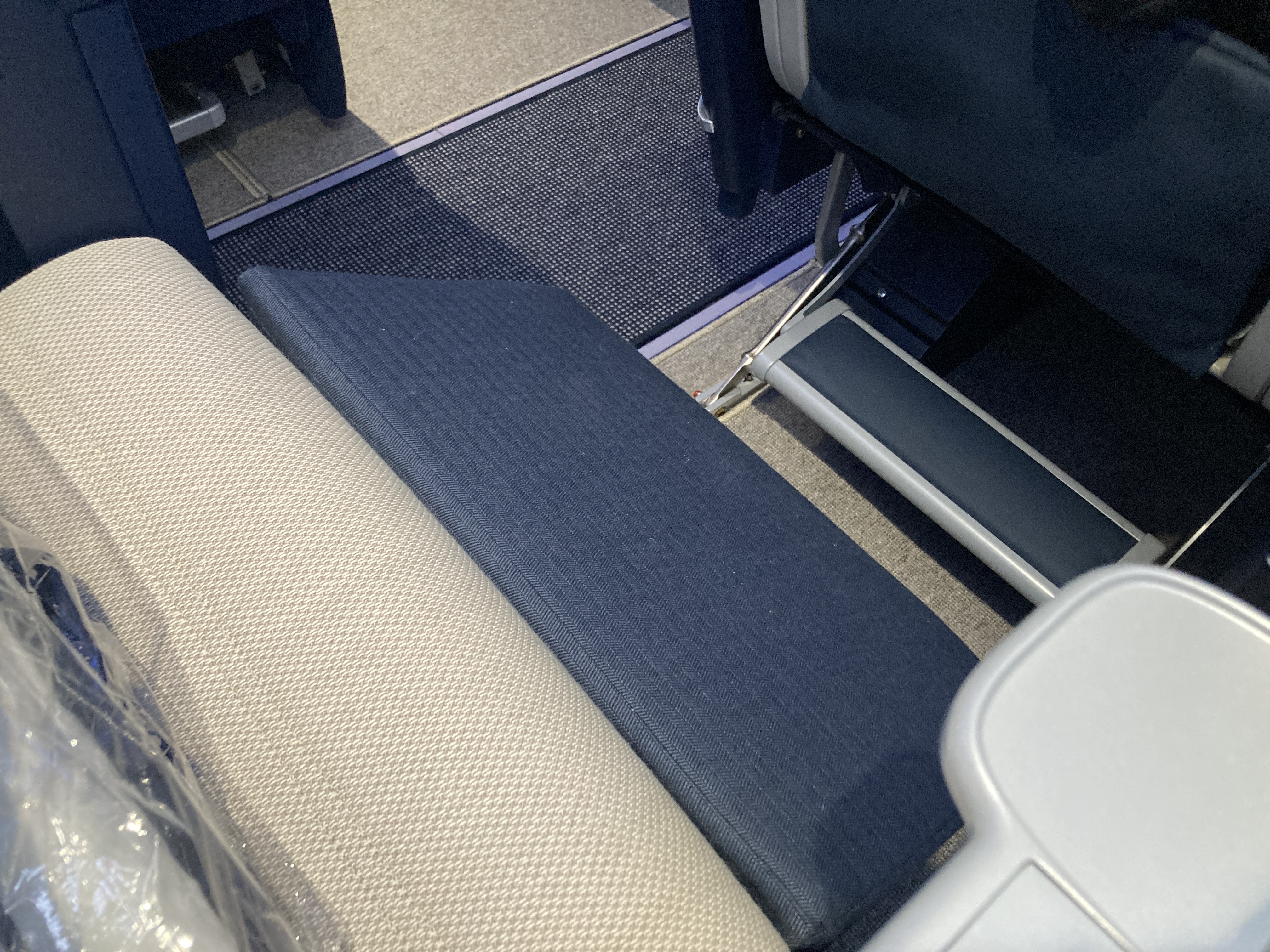 ITA premium economy leg rest up GRU FCO ITA premium economy leg rest up GRU FCO