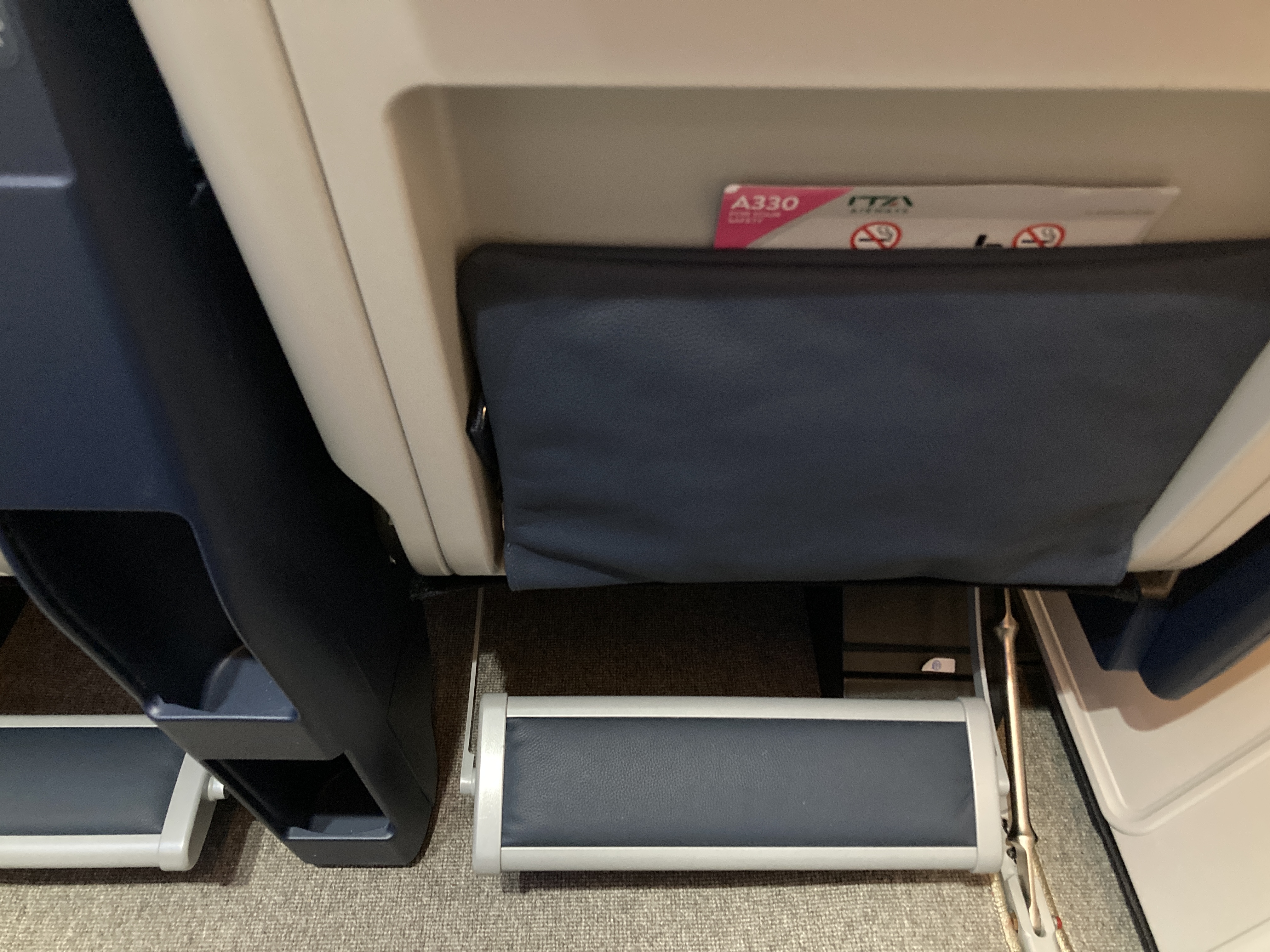 ITA premium economy seat back and foot rest GRU FCO ITA premium economy seat back and foot rest GRU FCO
