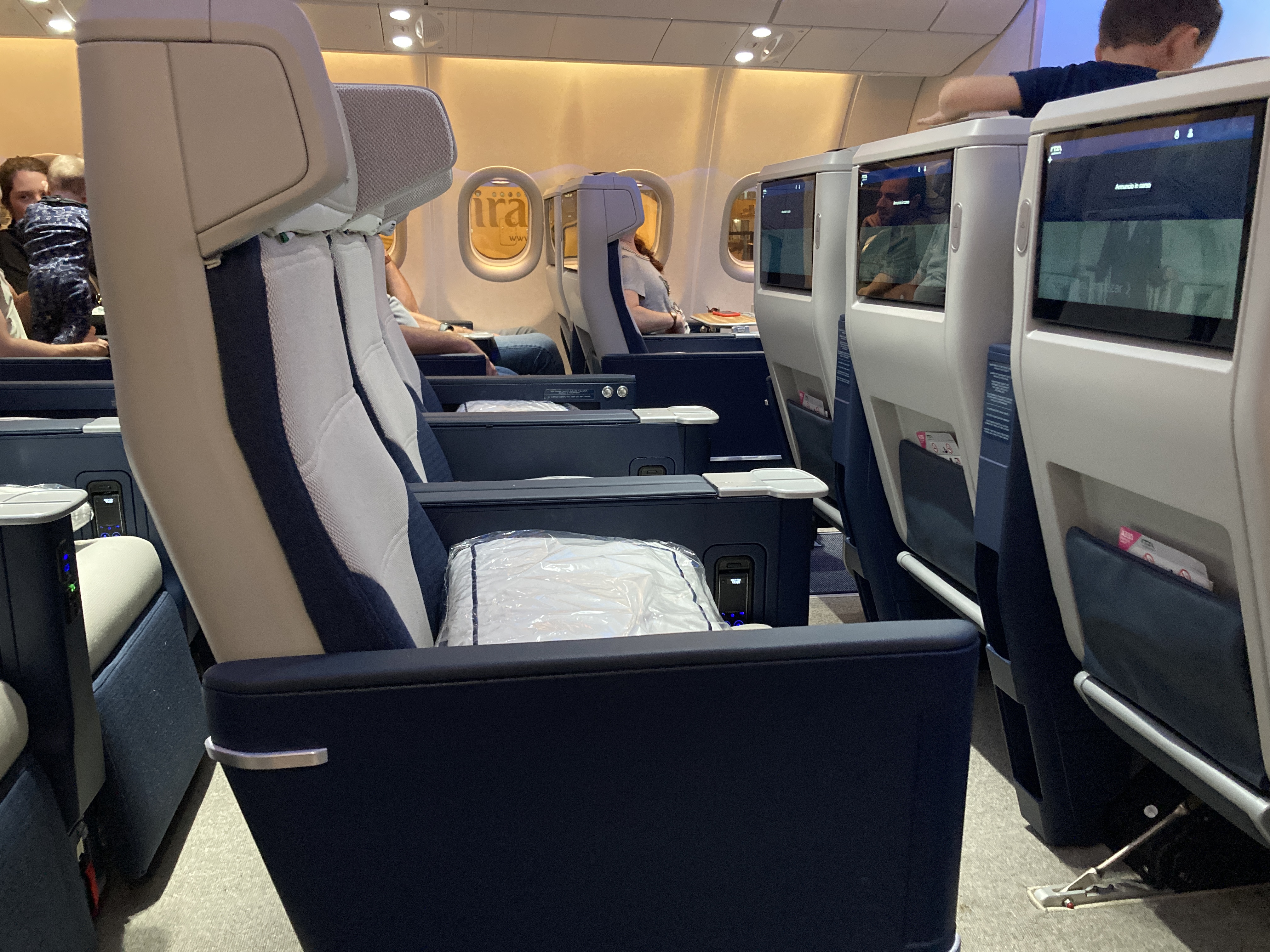 ITA premium economy seat spacing GRU FCO ITA premium economy seat spacing GRU FCO