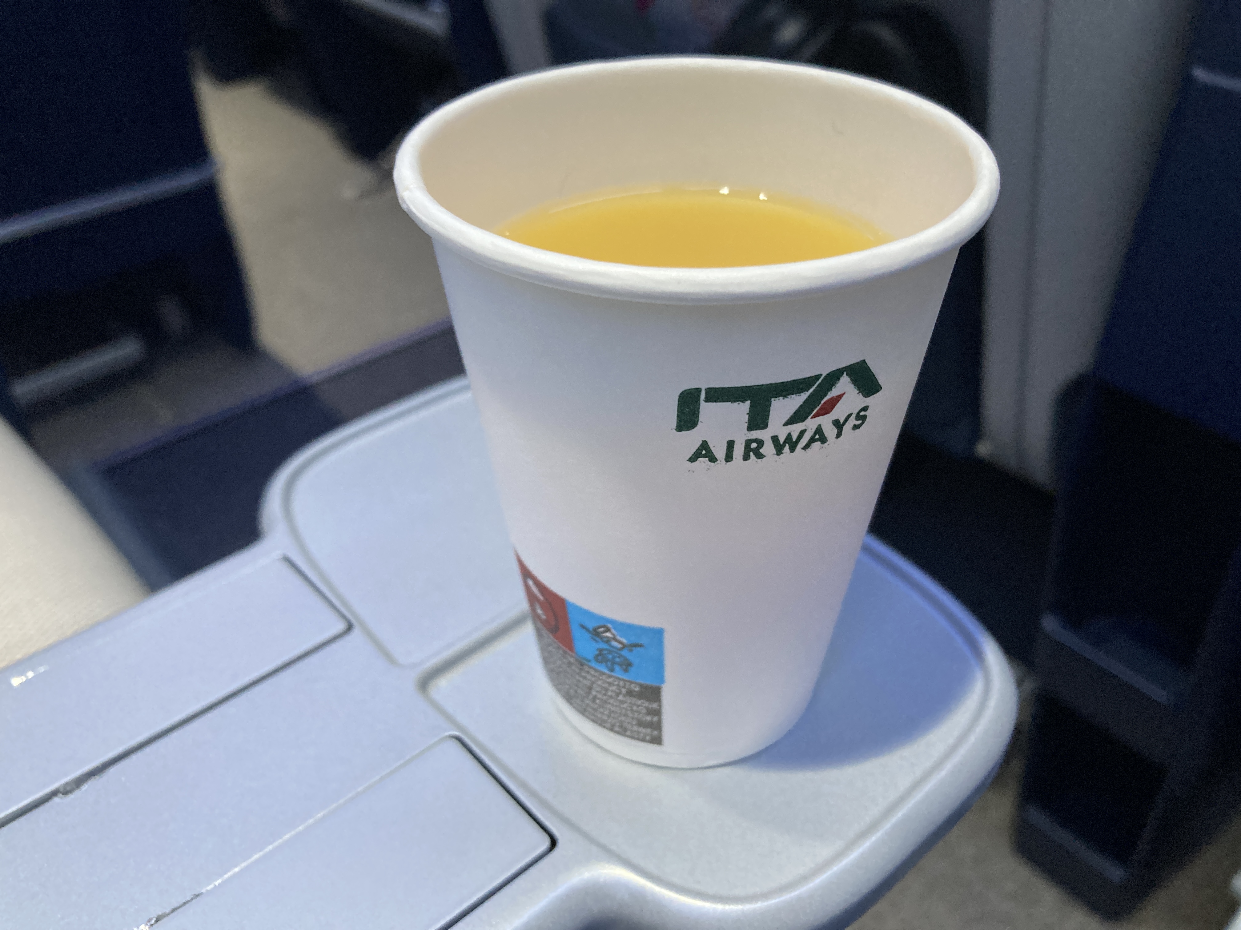 ITA premium economy welcome drink GRU FCO ITA premium economy welcome drink GRU FCO