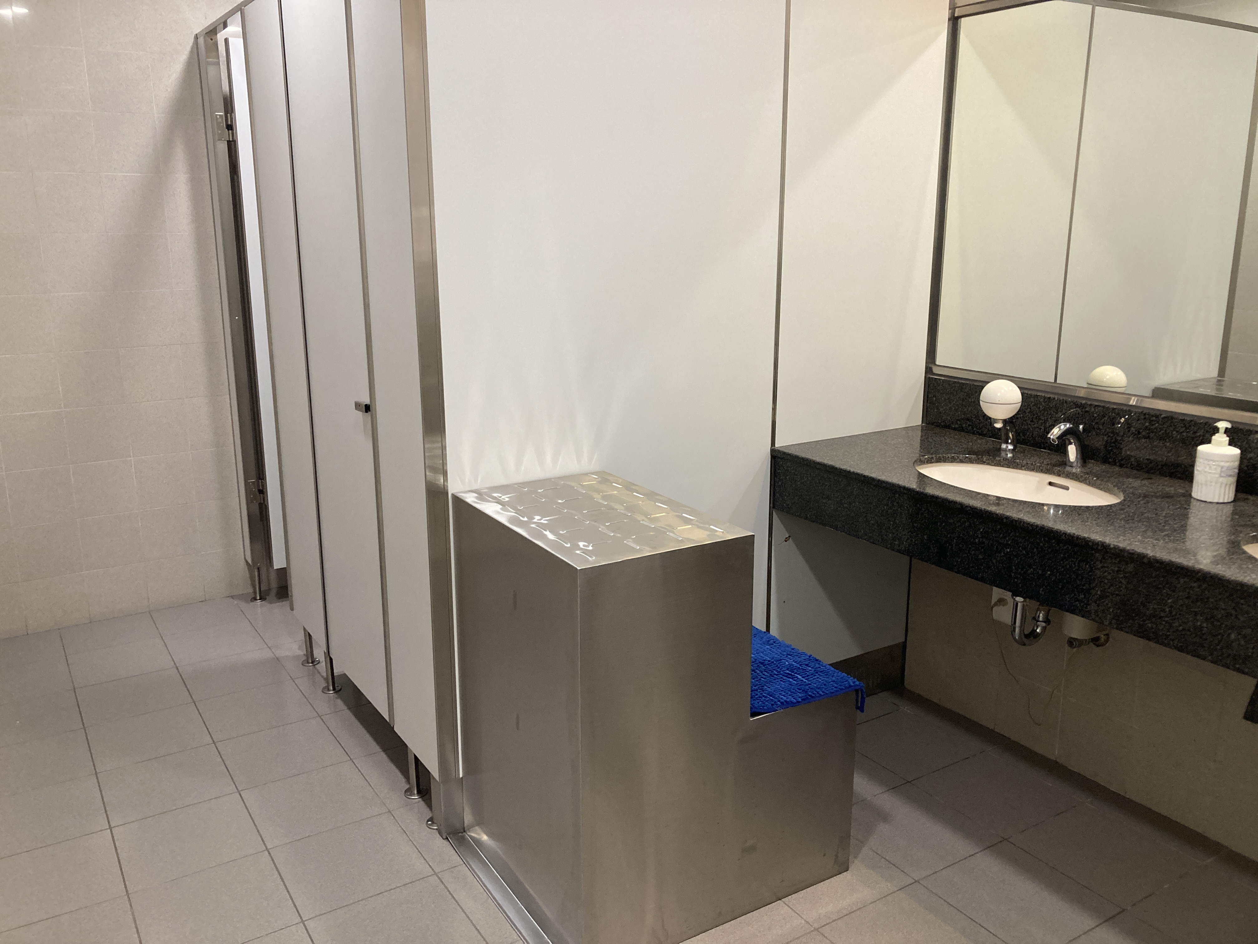 Jasmine Halal Lounge SGN womens bathroom