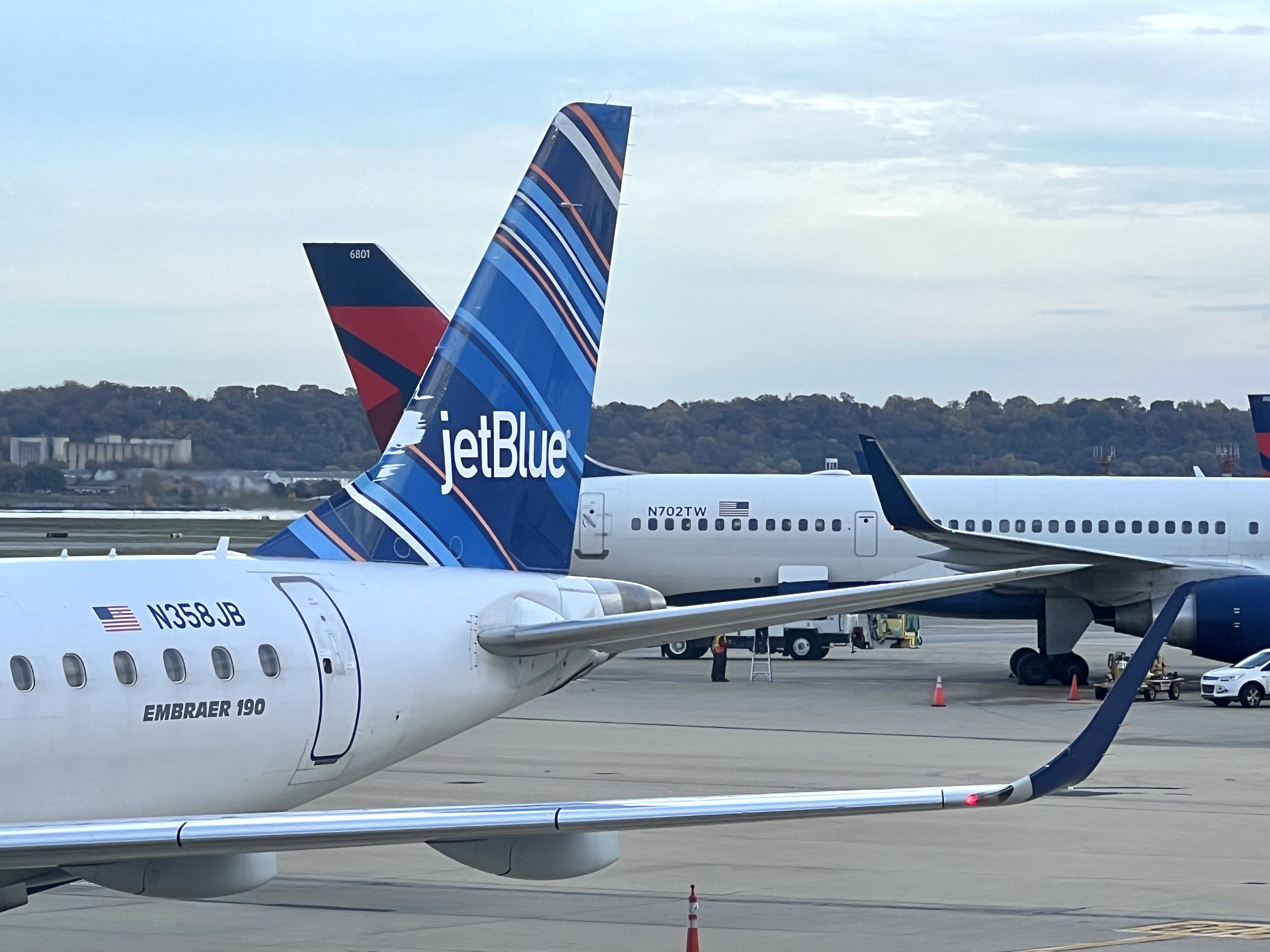 JetBlue Embraer E190 at Washington DCA JetBlue Embraer E190 at Washington DCA