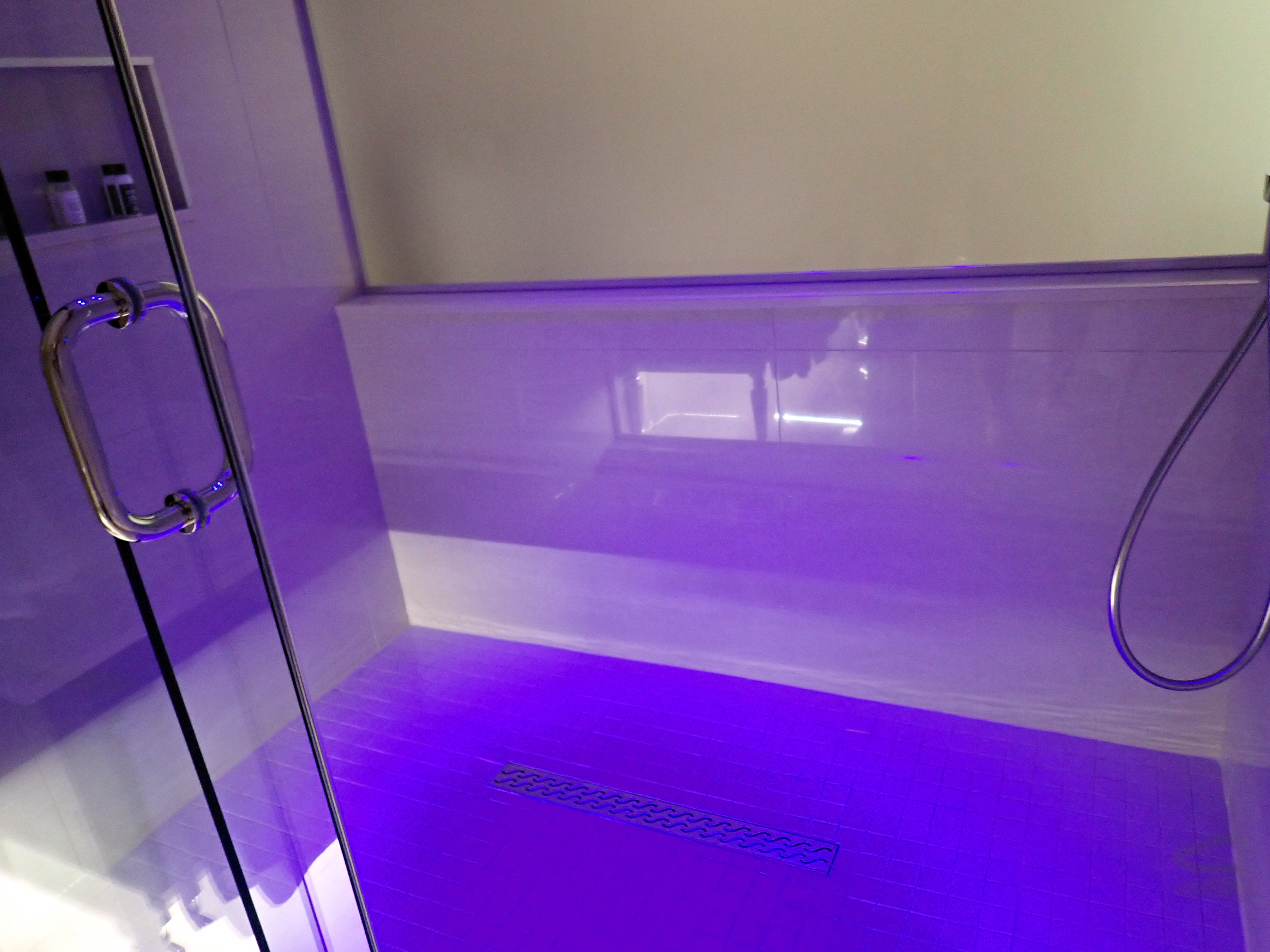 Le Mount Stephen mood light shower Le Mount Stephen mood light shower