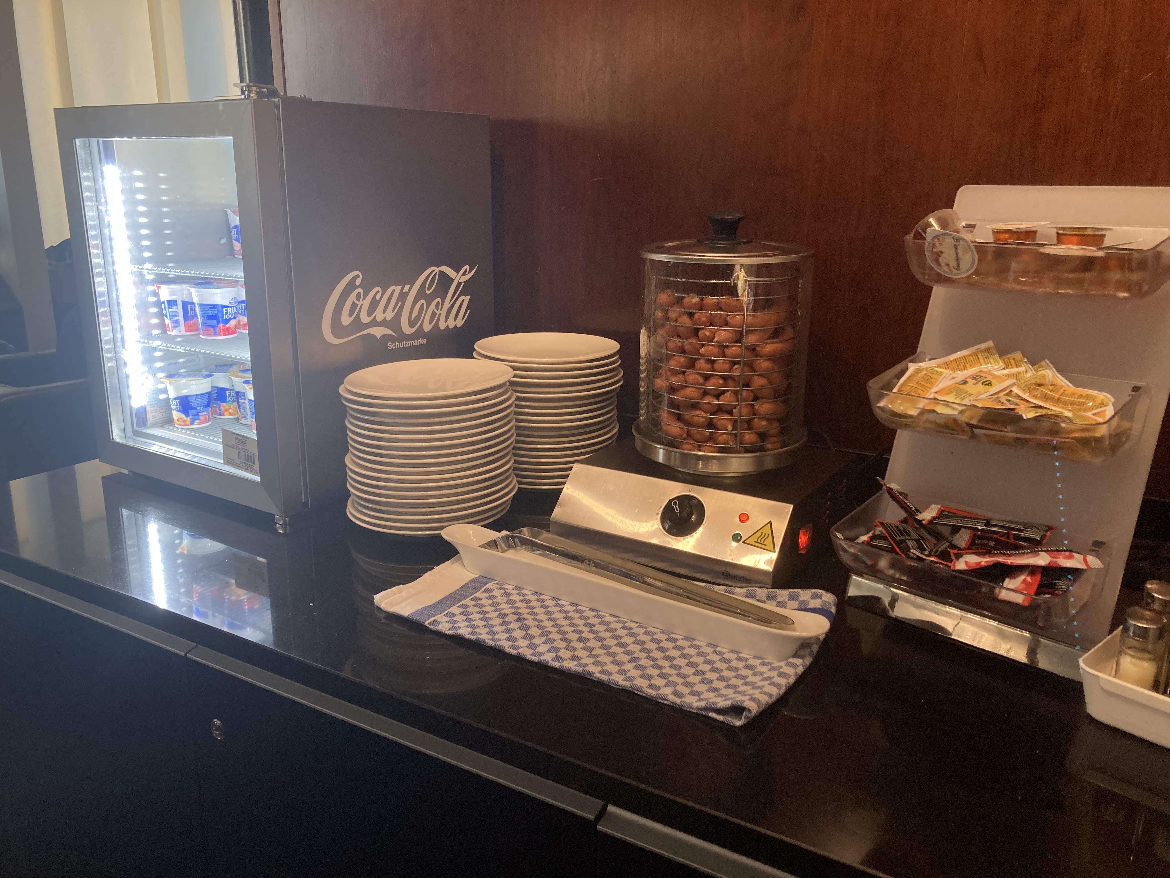 LuxxLounge Frankfurt FRA buffet hot dogs yogurt LuxxLounge Frankfurt FRA buffet hot dogs yogurt