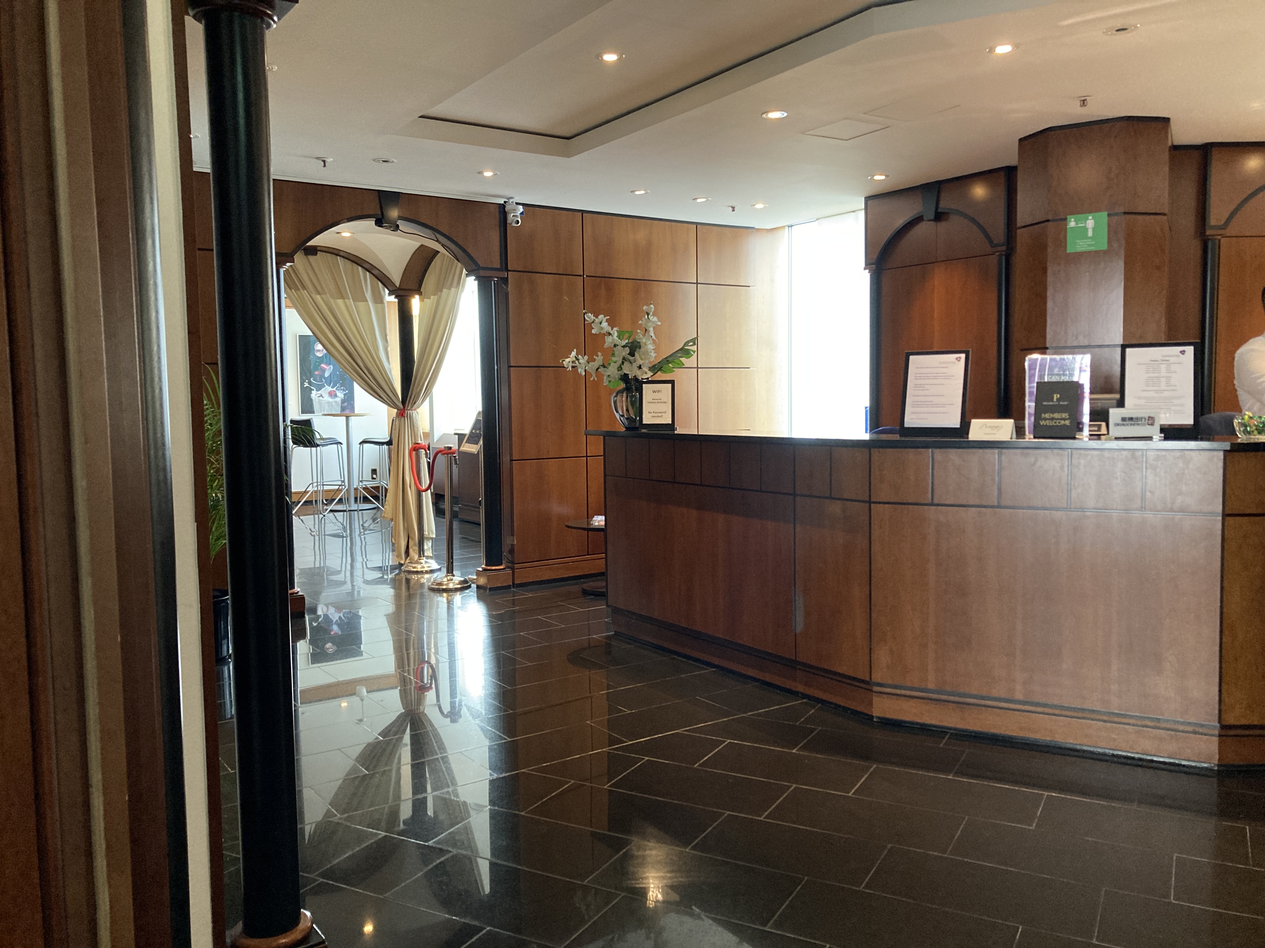 LuxxLounge Frankfurt FRA reception desk LuxxLounge Frankfurt FRA reception desk