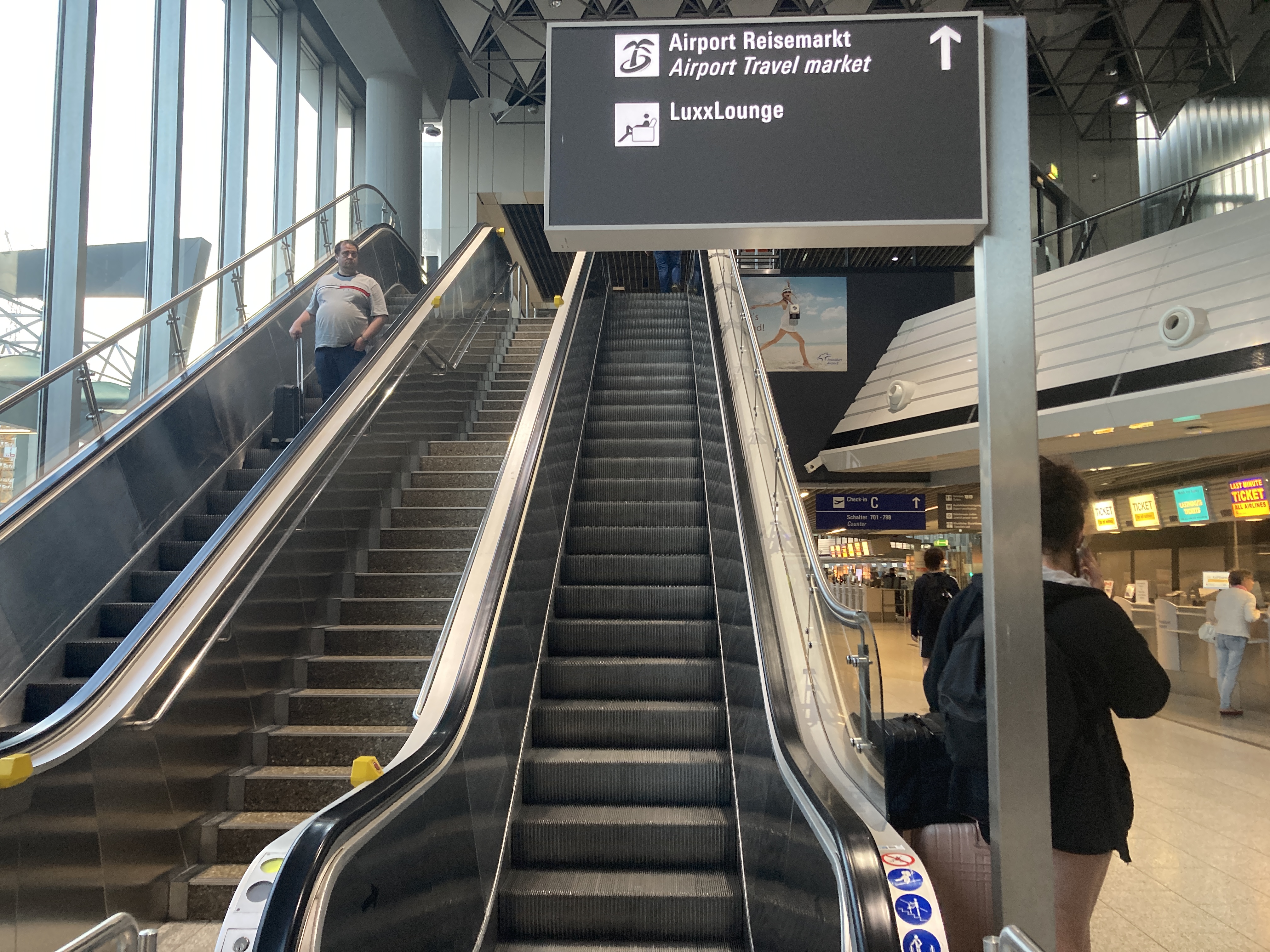 LuxxLounge Frankfurt FRA sign up escalators LuxxLounge Frankfurt FRA sign up escalators