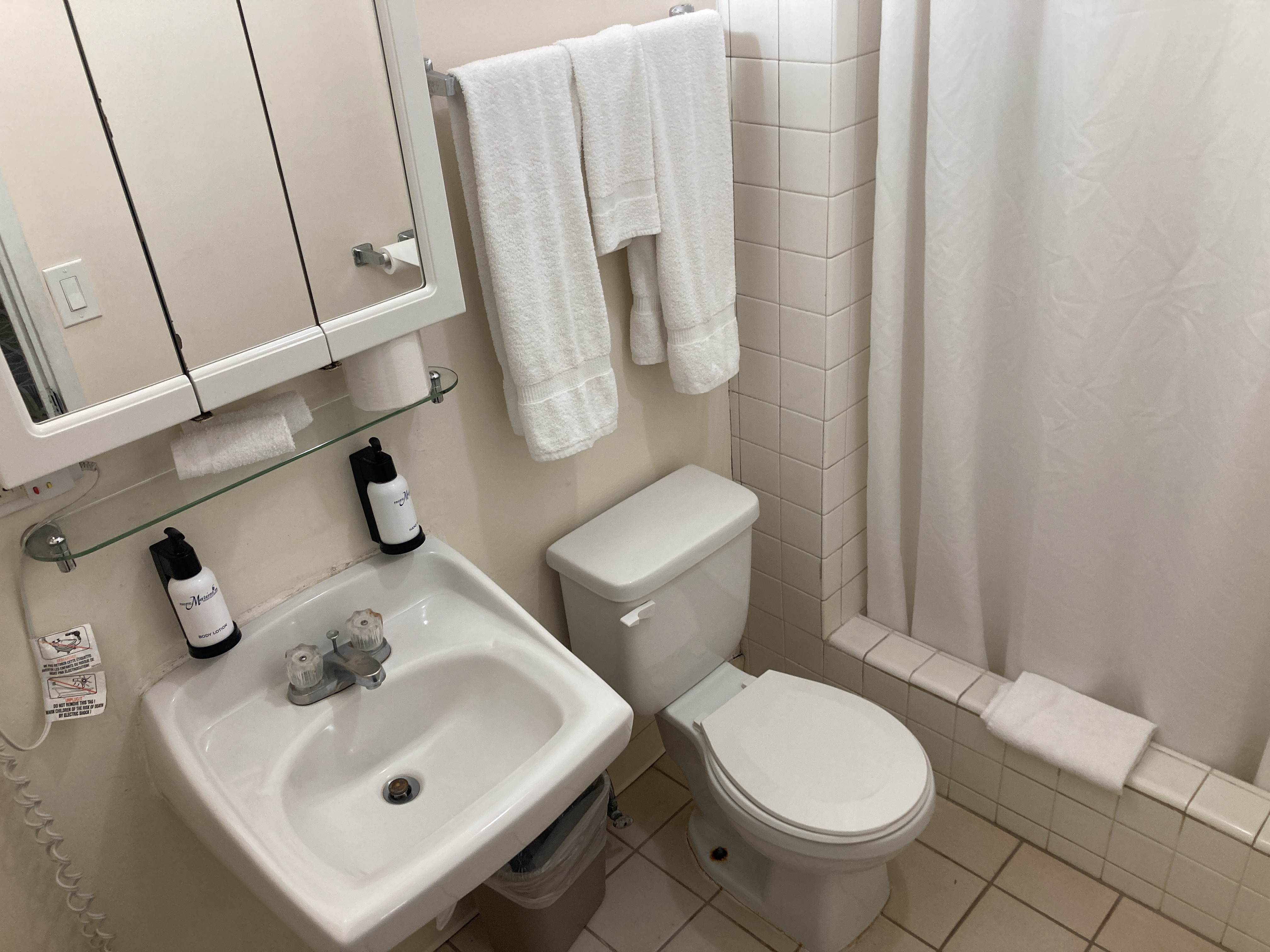 Pacific Marina Inn bathroom