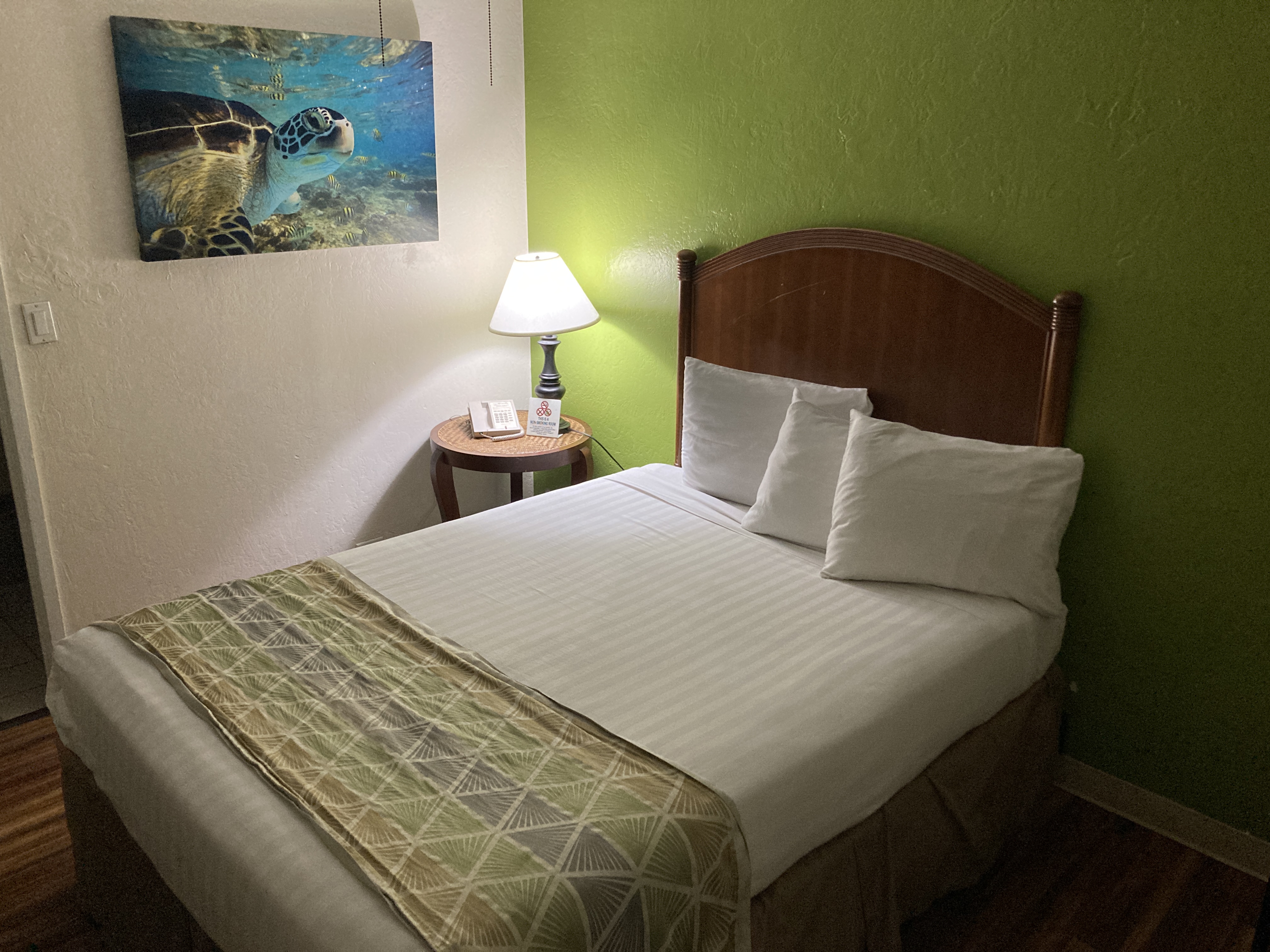 Pacific Marina Inn bedroom