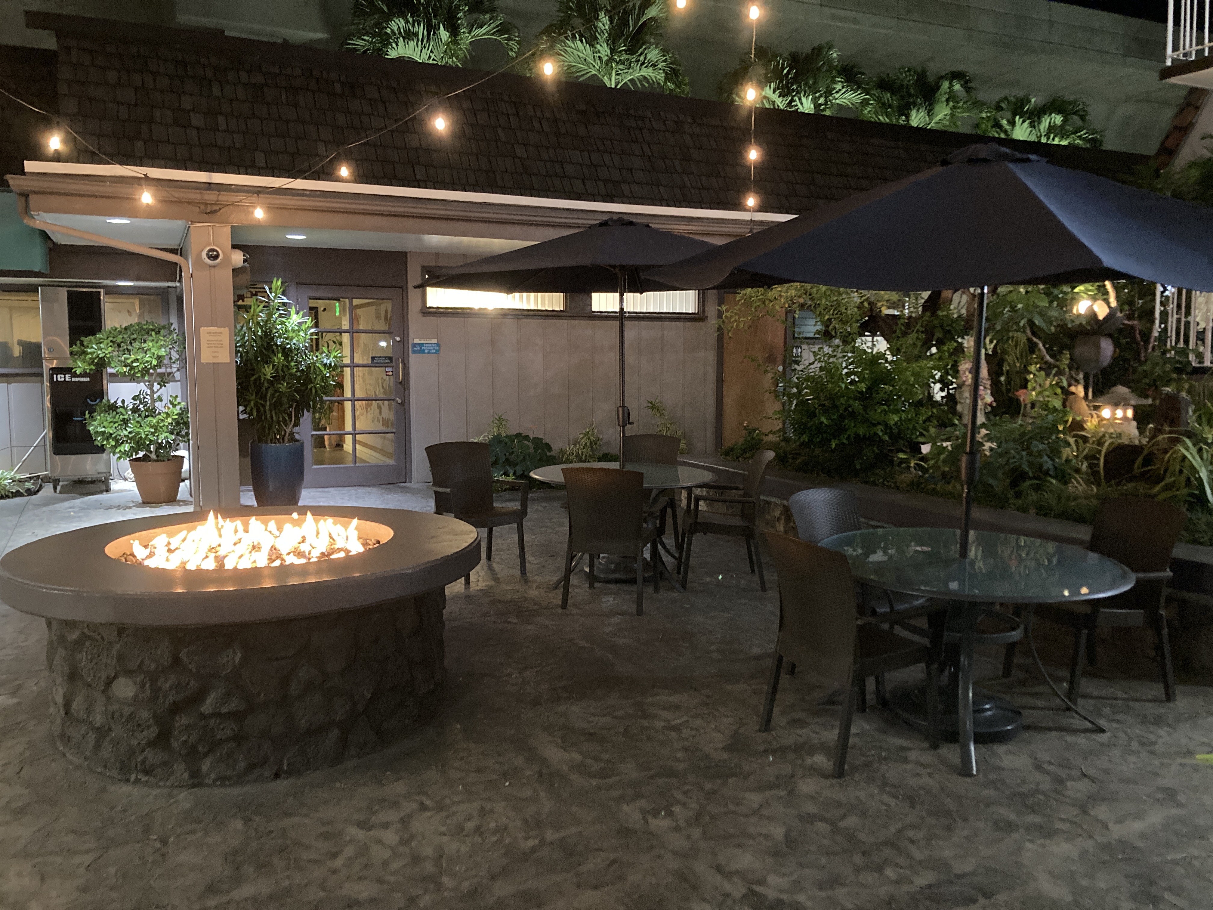 Pacific Marina Inn courtyard
