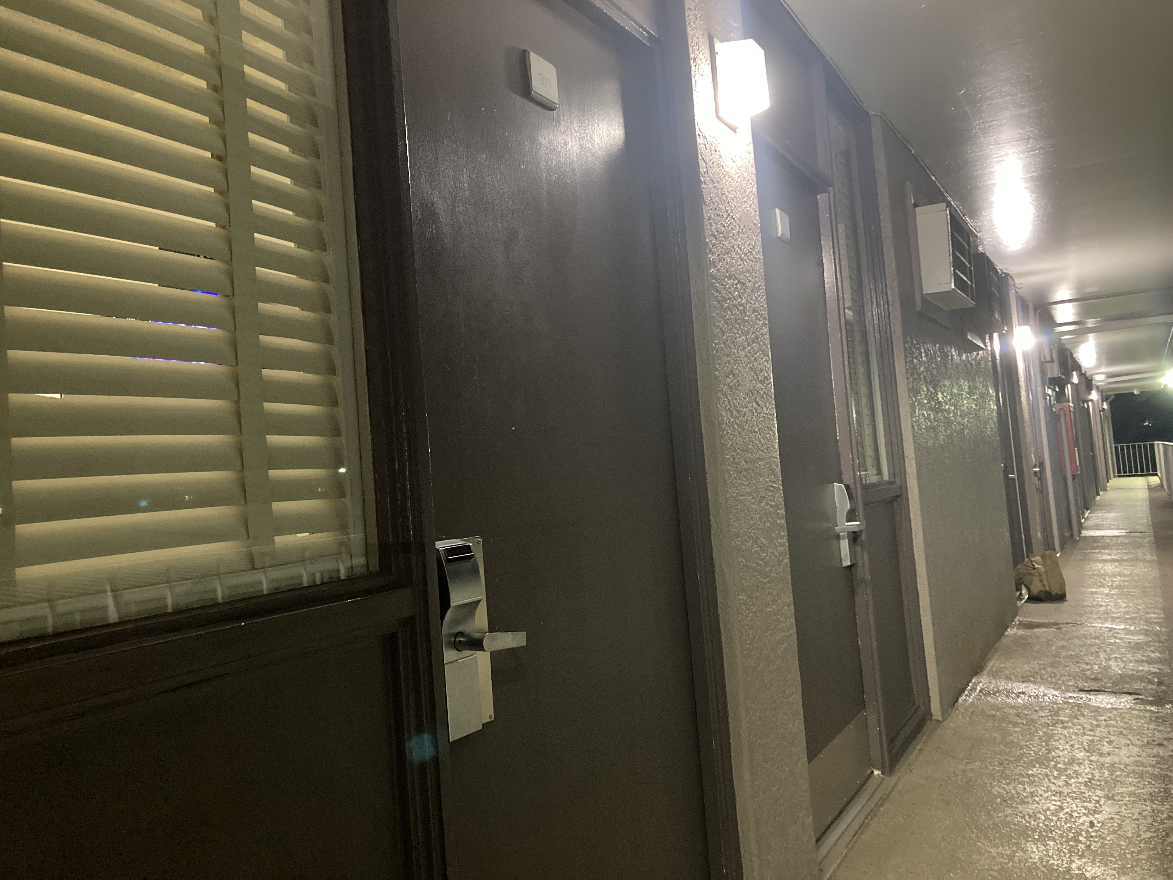 Pacific Marina Inn exterior walkway to room doors