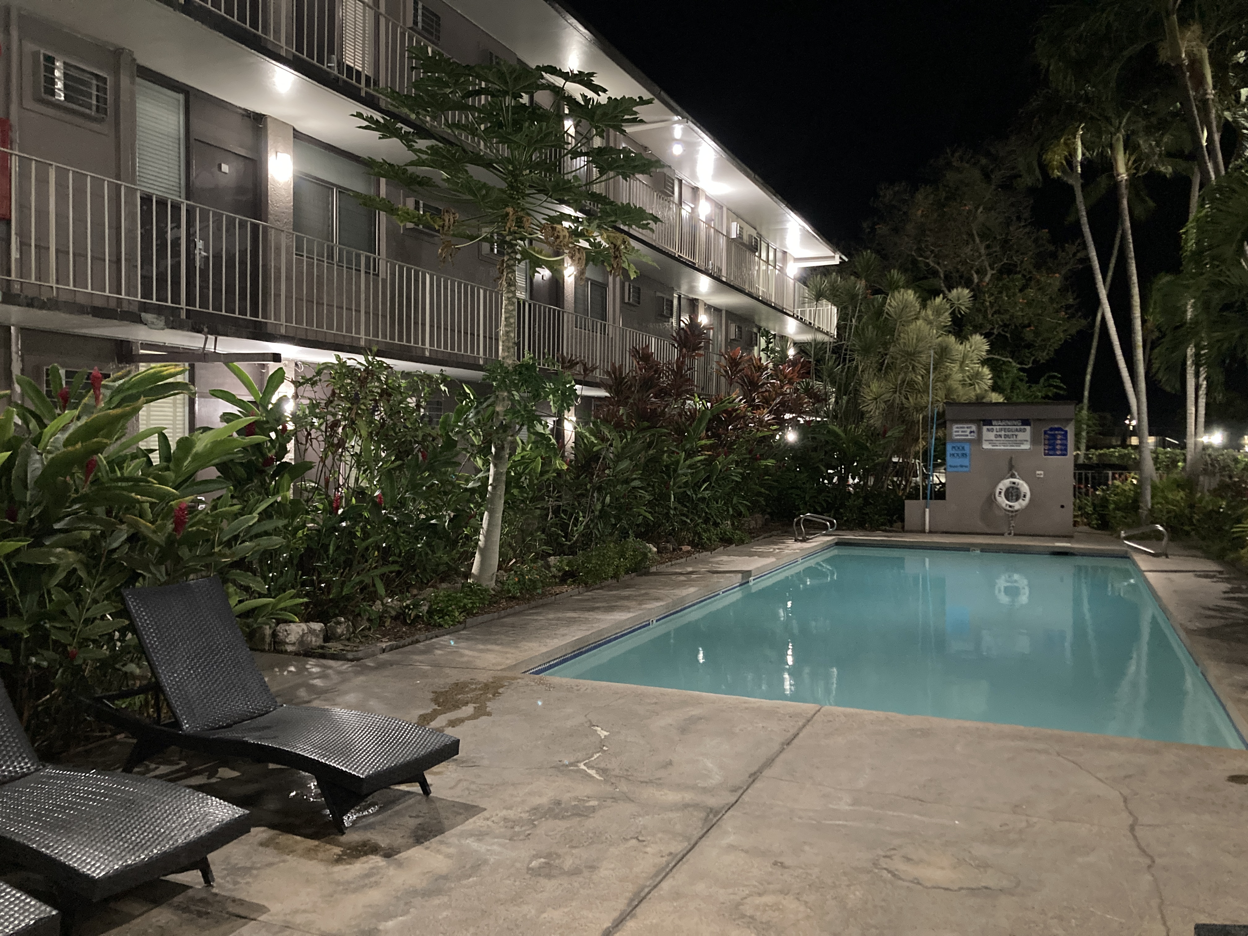 Pacific Marina Inn pool